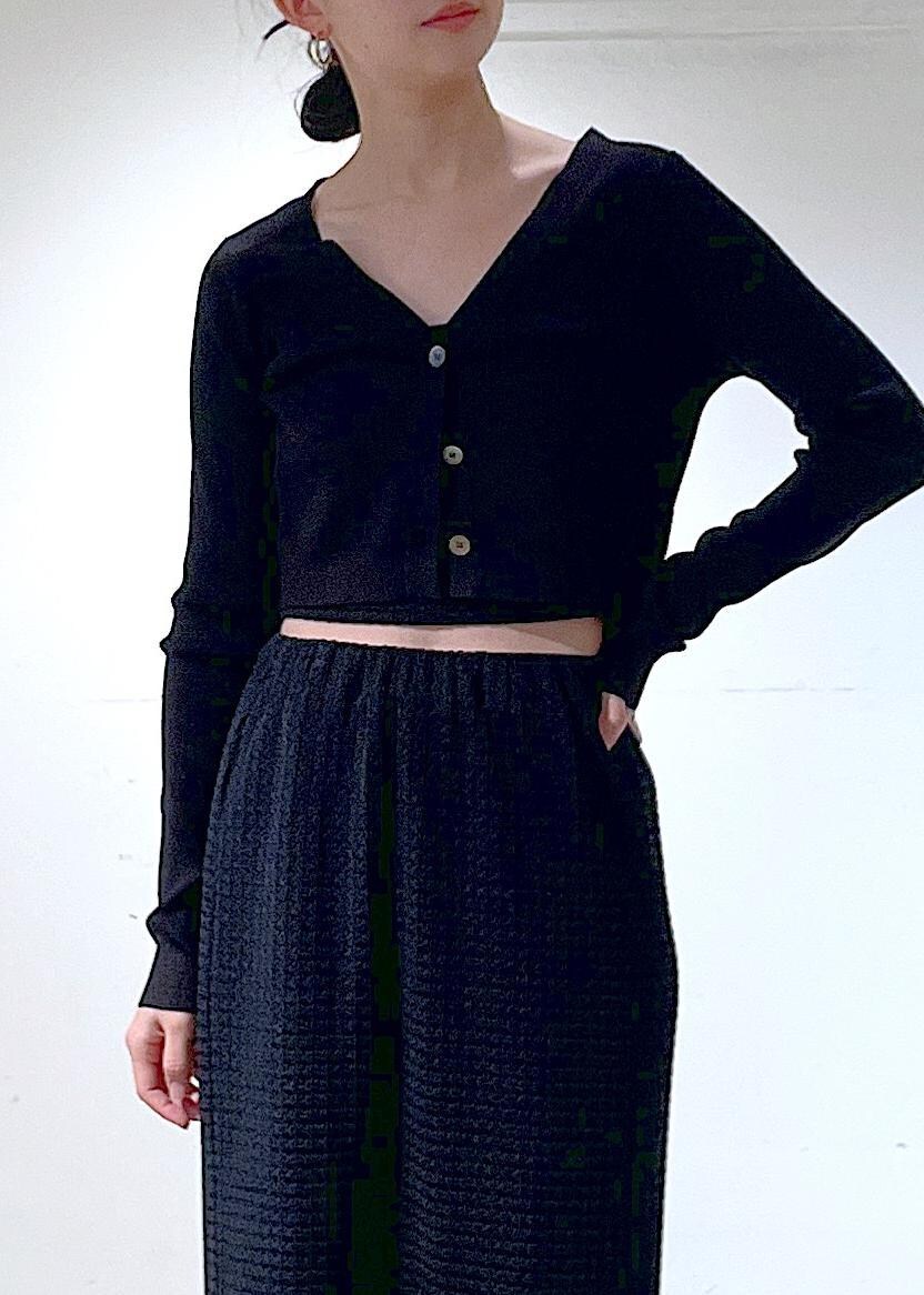 シルバー系のその他シューズ、ブラック系のスカート、ブラック系のカーディガン/ボレロを着用したレディースの冬コーディネートの5枚目の写真