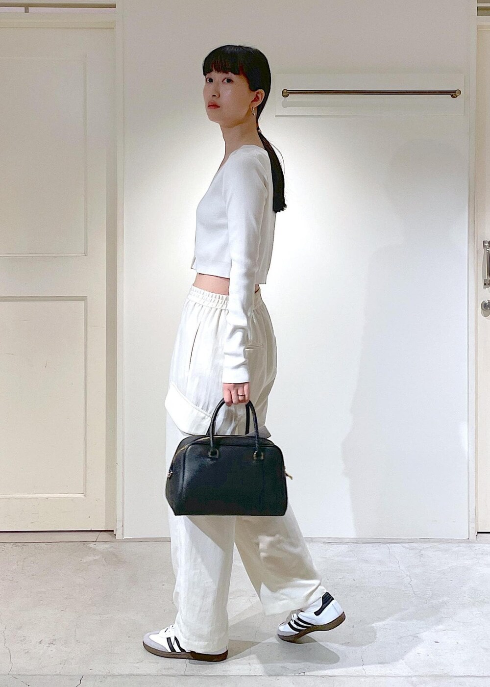 ホワイト系のキャミソール、ホワイト系のカーディガン/ボレロ、ホワイト系のカーゴパンツを着用したレディースの夏コーディネートの5枚目の写真