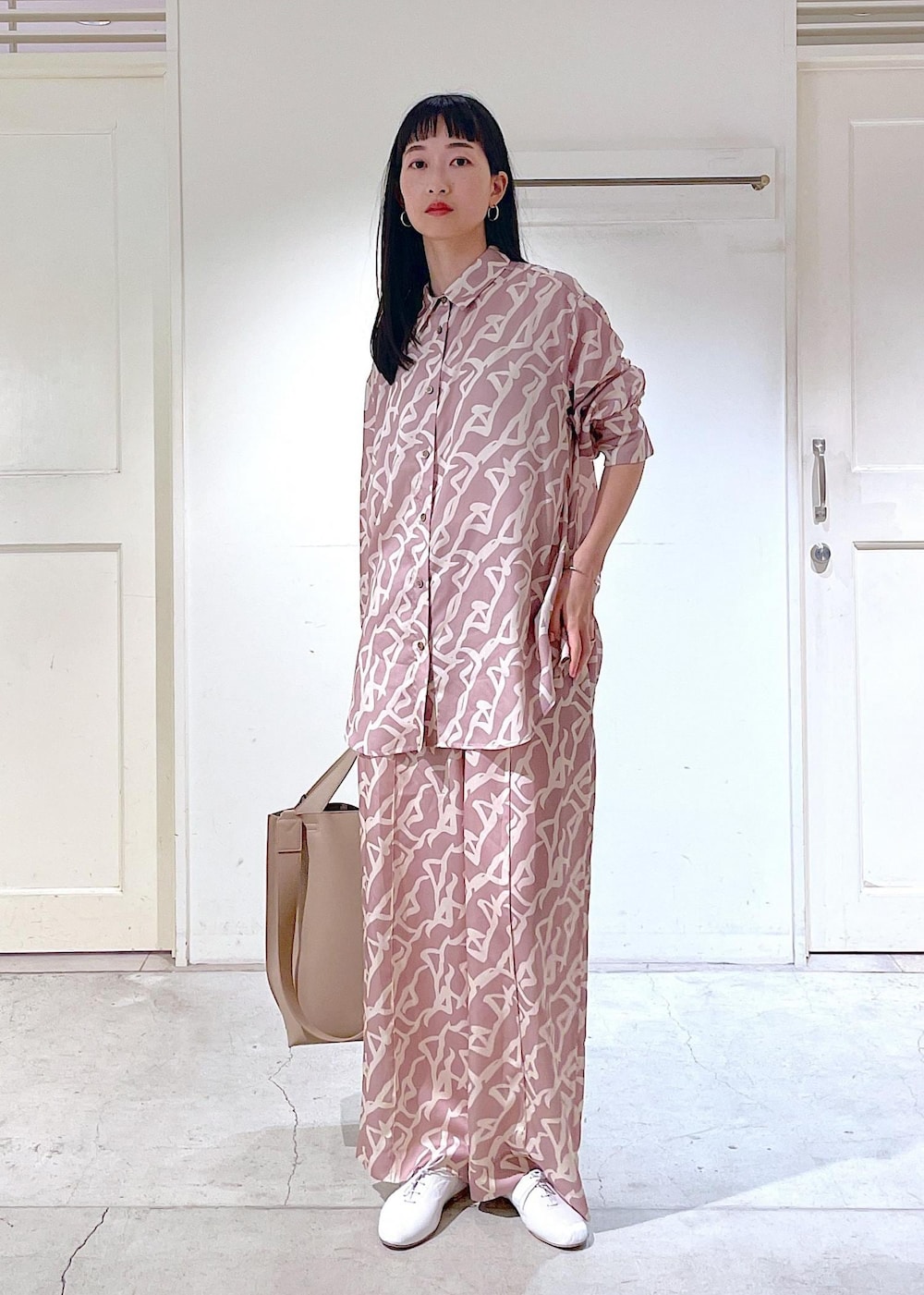 ホワイト系のその他シューズ、イエロー系のシャツ/ブラウス、イエロー系のその他パンツを着用したレディースの春コーディネートの3枚目の写真