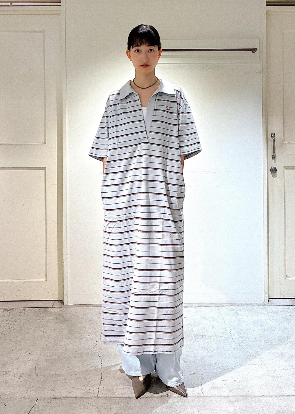 ブルー系のデニムパンツ、グリーン系のパンプス、ブルー系のワンピースを着用したレディースの夏コーディネートの7枚目の写真