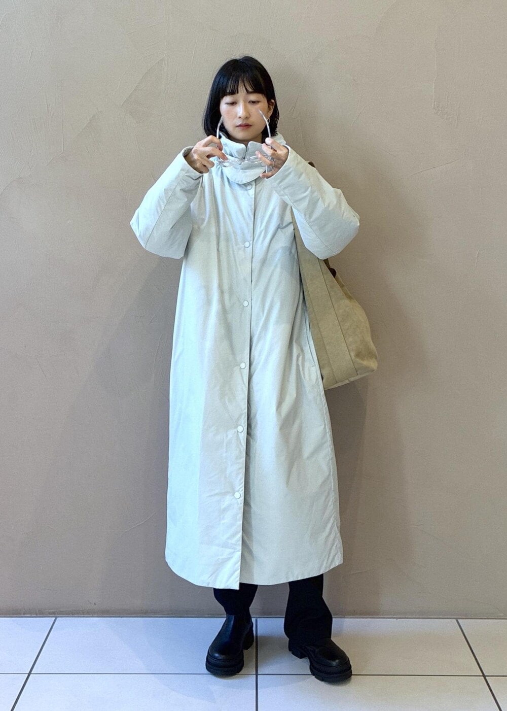 ブラック系のブーツ、ベージュ系のショルダーバッグ、グレー系のカーディガン/ボレロを着用したレディースの秋コーディネートの4枚目の写真