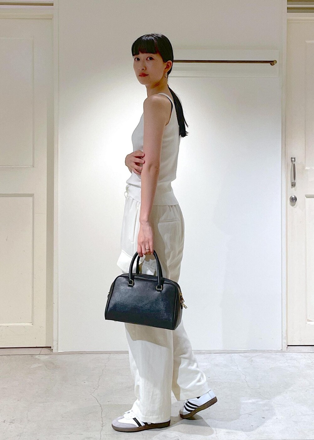 ホワイト系のキャミソール、ホワイト系のカーディガン/ボレロ、ホワイト系のカーゴパンツを着用したレディースの夏コーディネートの7枚目の写真