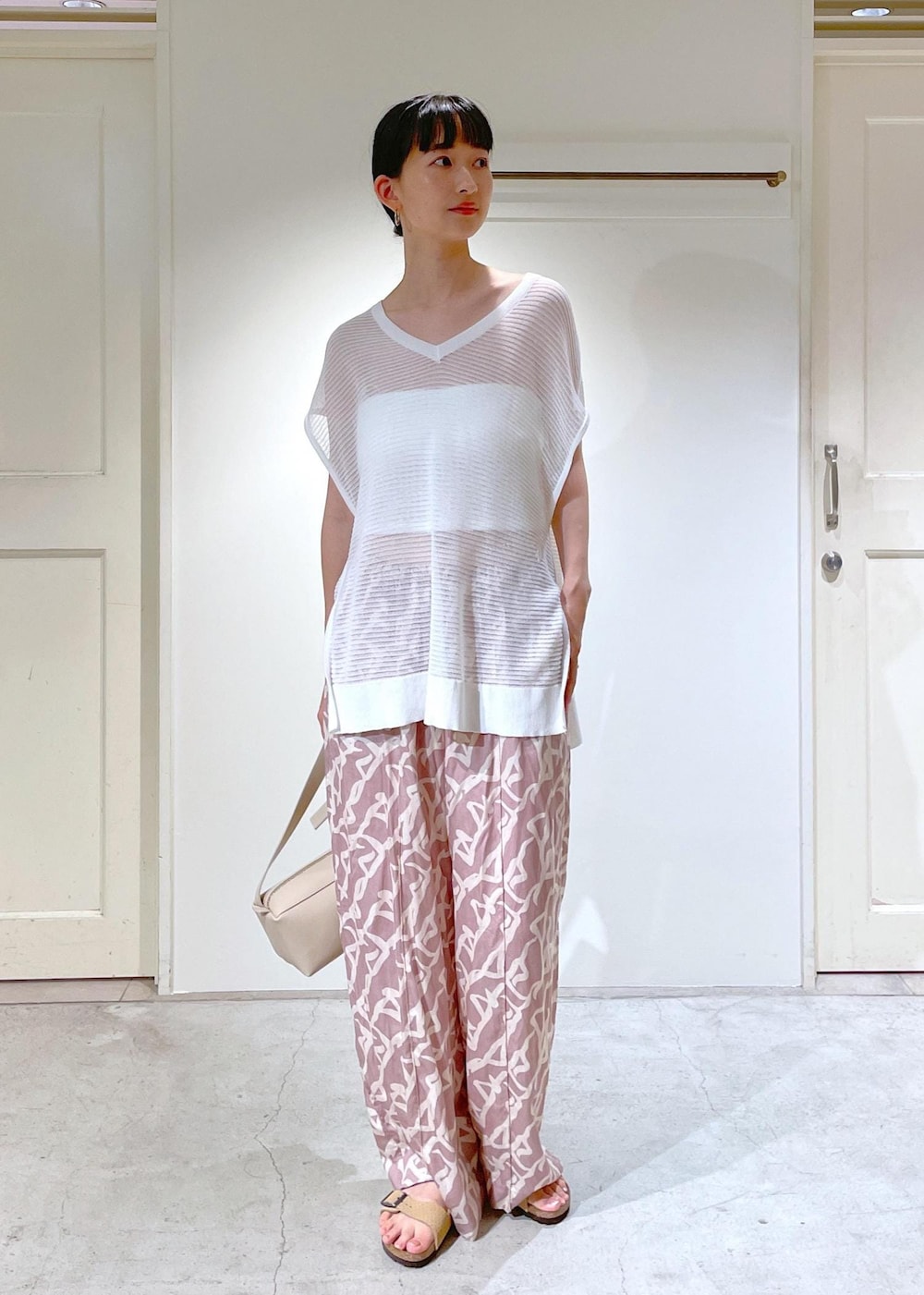 イエロー系のその他パンツ、ホワイト系のチューブトップ、ベージュ系のショルダーバッグを着用したレディースの夏コーディネートの5枚目の写真