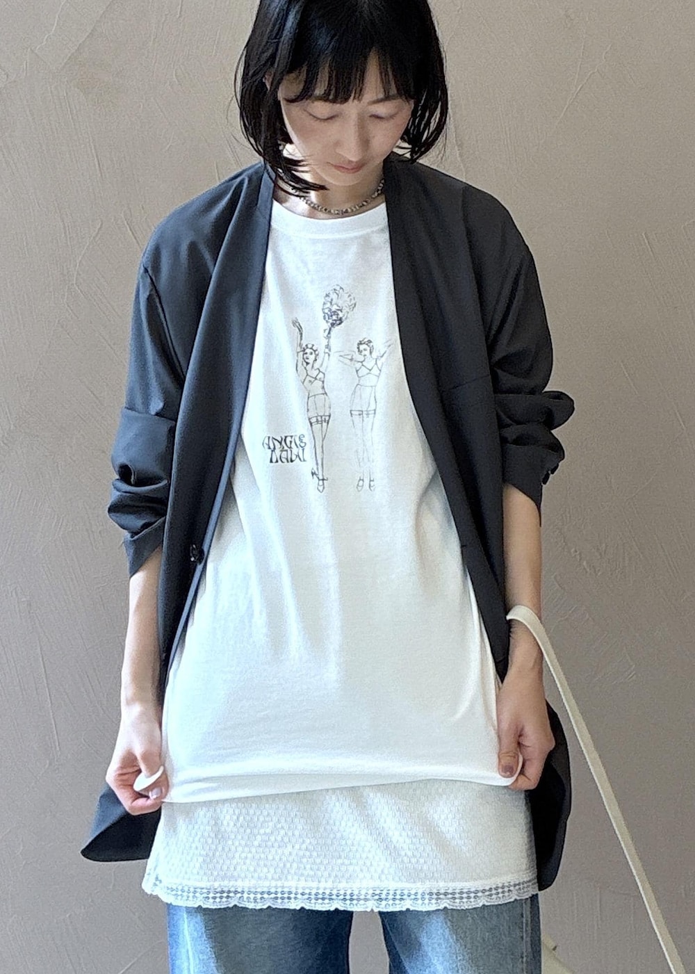 ホワイト系のその他パンツ、ホワイト系のTシャツ/カットソー、ベージュ系のパンプスを着用したレディースの春コーディネートの6枚目の写真