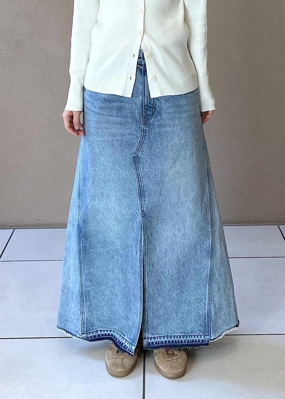 ホワイト系のカーディガン/ボレロ、イエロー系のスニーカー、ブルー系のデニムスカートを着用したレディースの春コーディネートの8枚目の写真