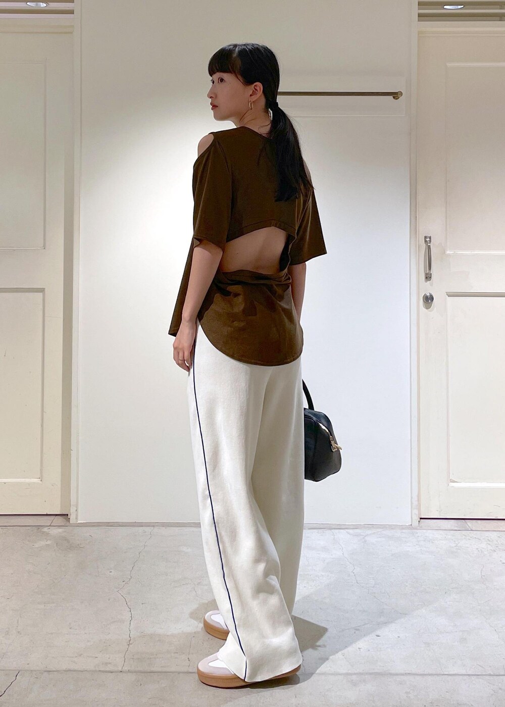 ブラウン系のTシャツ/カットソー、ホワイト系のその他パンツ、ブラック系のボストンバッグを着用したレディースの夏コーディネートの5枚目の写真