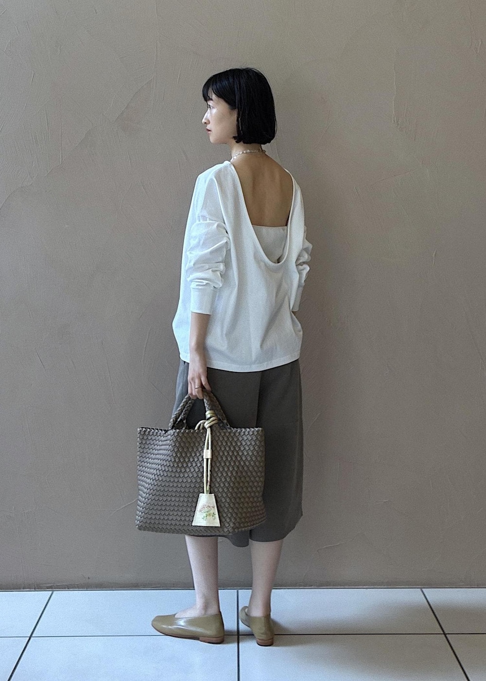 グレー系のトートバッグ、ベージュ系のその他パンツ、ベージュ系のパンプスを着用したレディースの春コーディネートの4枚目の写真