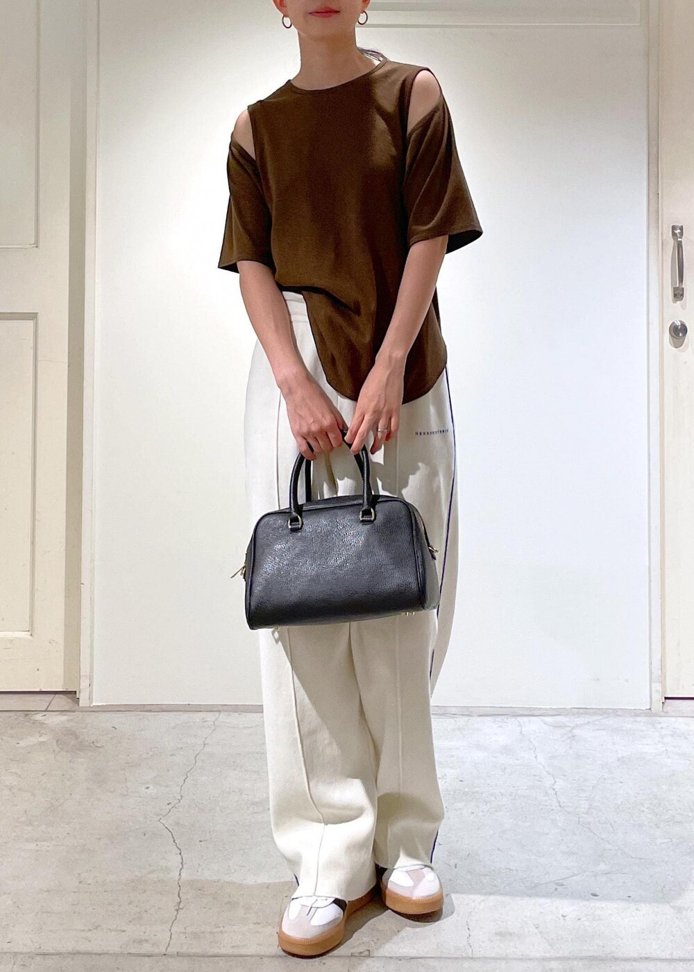 ブラウン系のTシャツ/カットソー、ホワイト系のその他パンツ、ブラック系のボストンバッグを着用したレディースの夏コーディネートの8枚目の写真