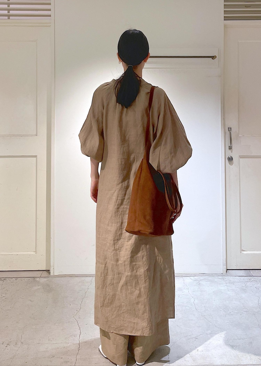 ホワイト系のチューブトップ、ベージュ系のその他パンツ、ベージュ系のワンピースを着用したレディースの春コーディネートの3枚目の写真