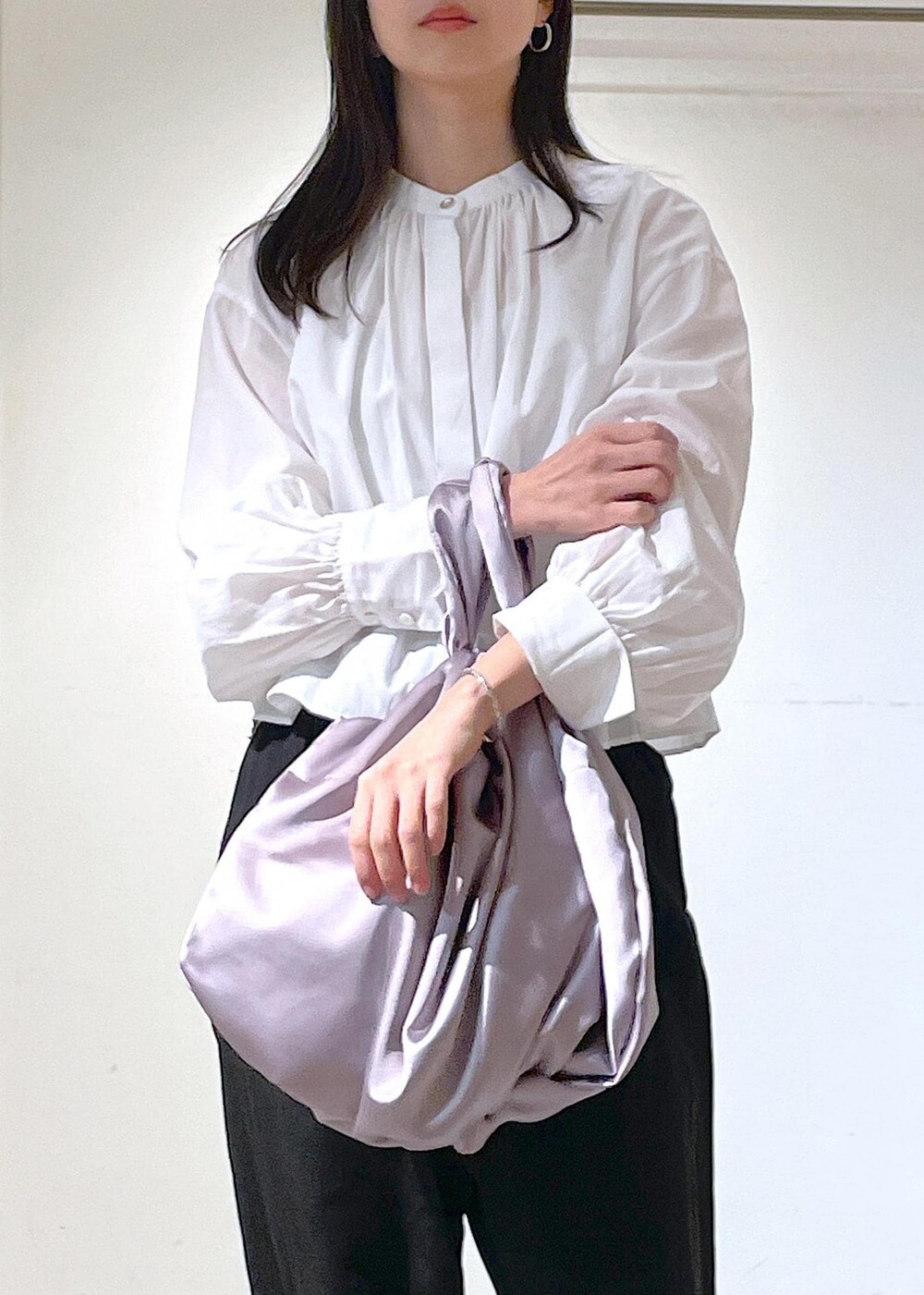 ホワイト系のシャツ/ブラウス、ブラック系のその他パンツ、ホワイト系のTシャツ/カットソーを着用したレディースの冬コーディネートの8枚目の写真