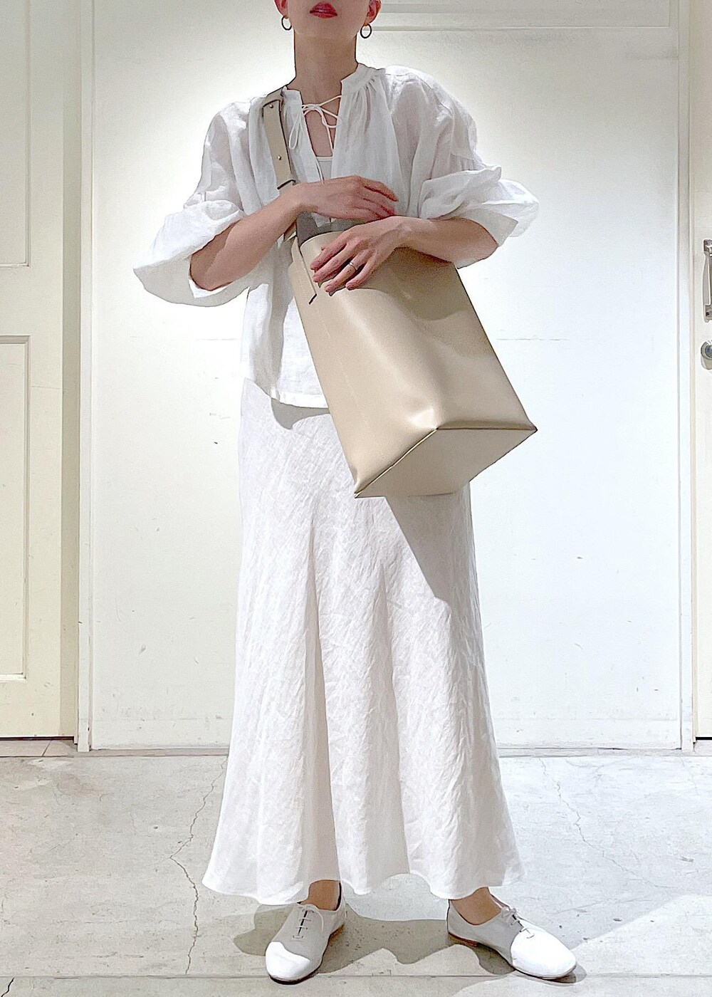 ホワイト系のその他シューズ、ホワイト系のシャツ/ブラウス、ベージュ系のトートバッグを着用したレディースの春コーディネートの8枚目の写真