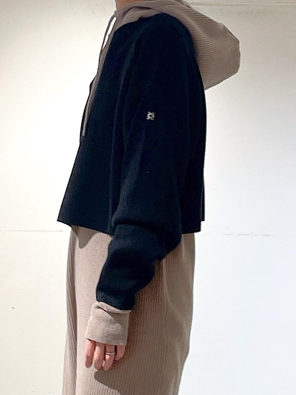 グレー系のワンピース、ブラック系のトートバッグ、グレー系のストール/ショールを着用したレディースの冬コーディネートの6枚目の写真