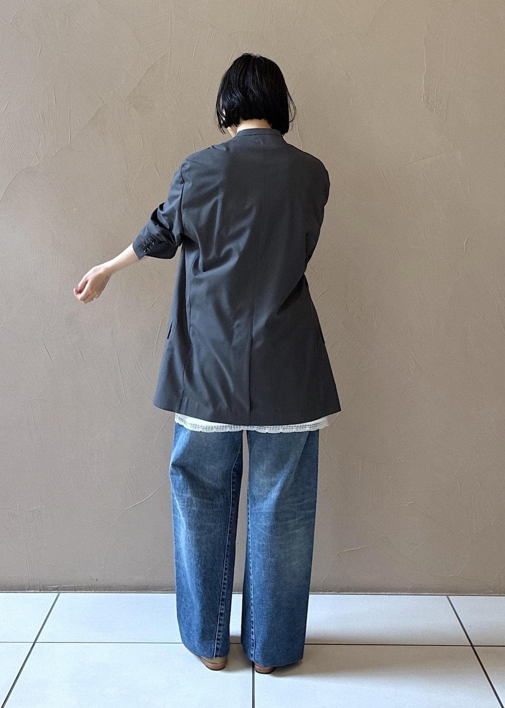 ホワイト系のその他パンツ、ホワイト系のTシャツ/カットソー、ベージュ系のパンプスを着用したレディースの春コーディネートの4枚目の写真