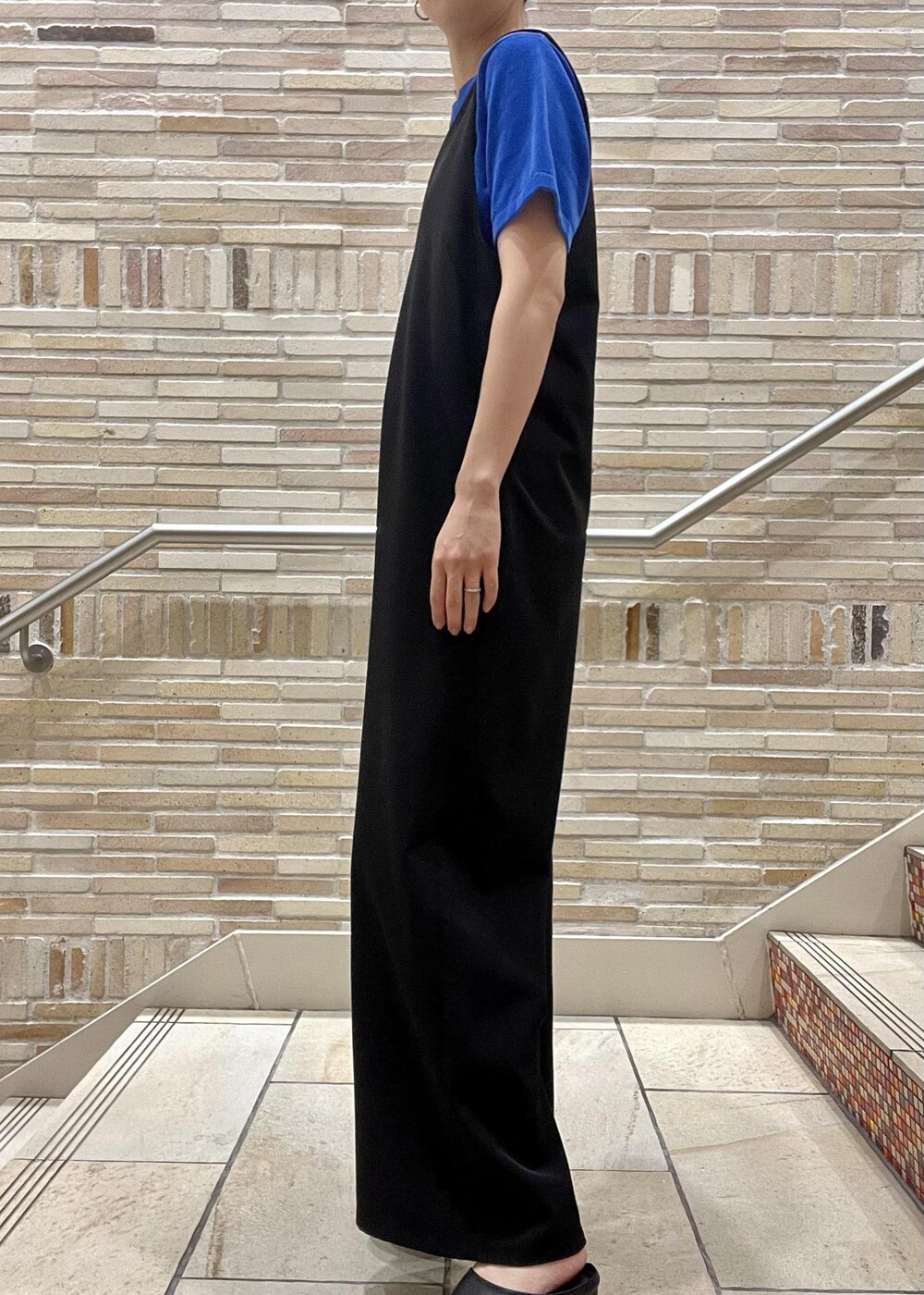 ブラック系のサンダル、ブラック系のつなぎ/オールインワン、ブルー系のTシャツ/カットソーを着用したレディースの春コーディネートの6枚目の写真