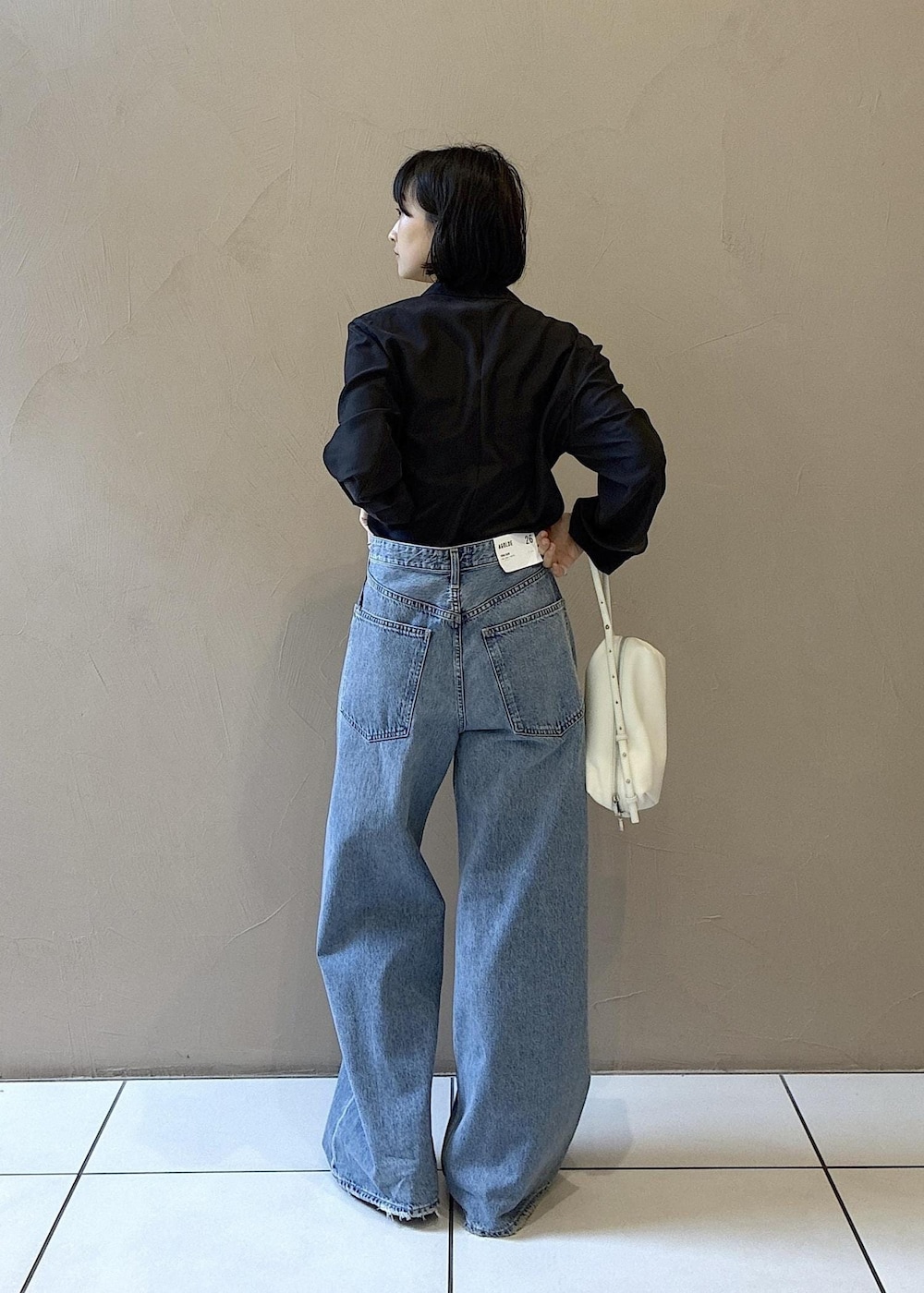 ブラック系のその他シューズ、ホワイト系のショルダーバッグ、ブラック系のテーラードジャケットを着用したレディースの春コーディネートの4枚目の写真