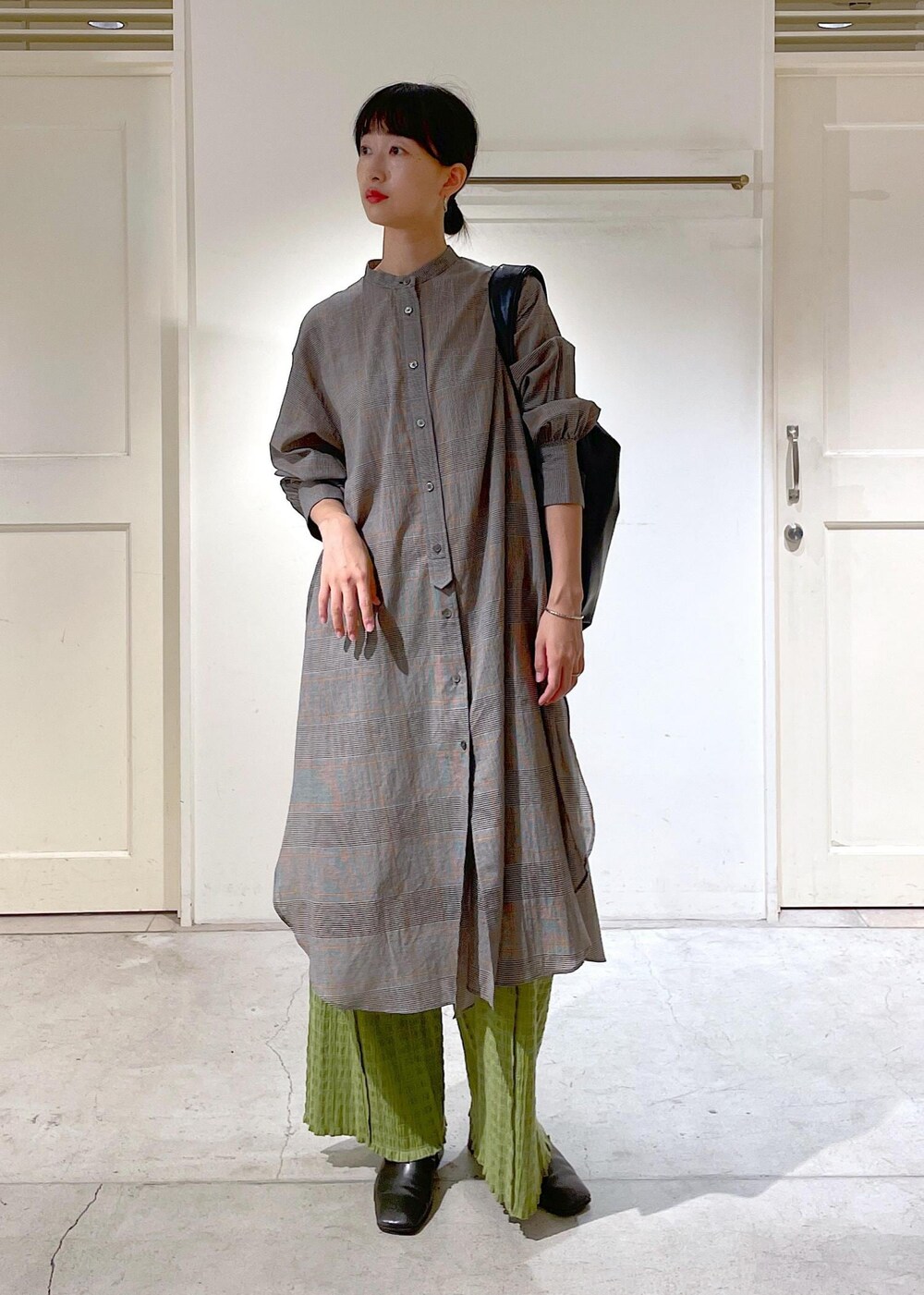 ブラック系のシャツ/ブラウスを着用したレディースの秋コーディネートの3枚目の写真