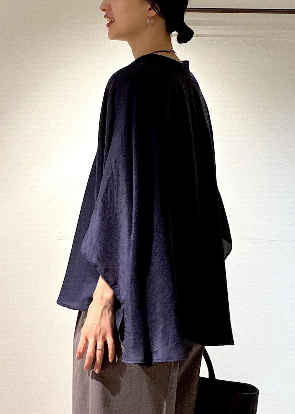 ブラック系のサンダル、ブラウン系のトートバッグ、グレー系のその他パンツを着用したレディースの夏コーディネートの6枚目の写真