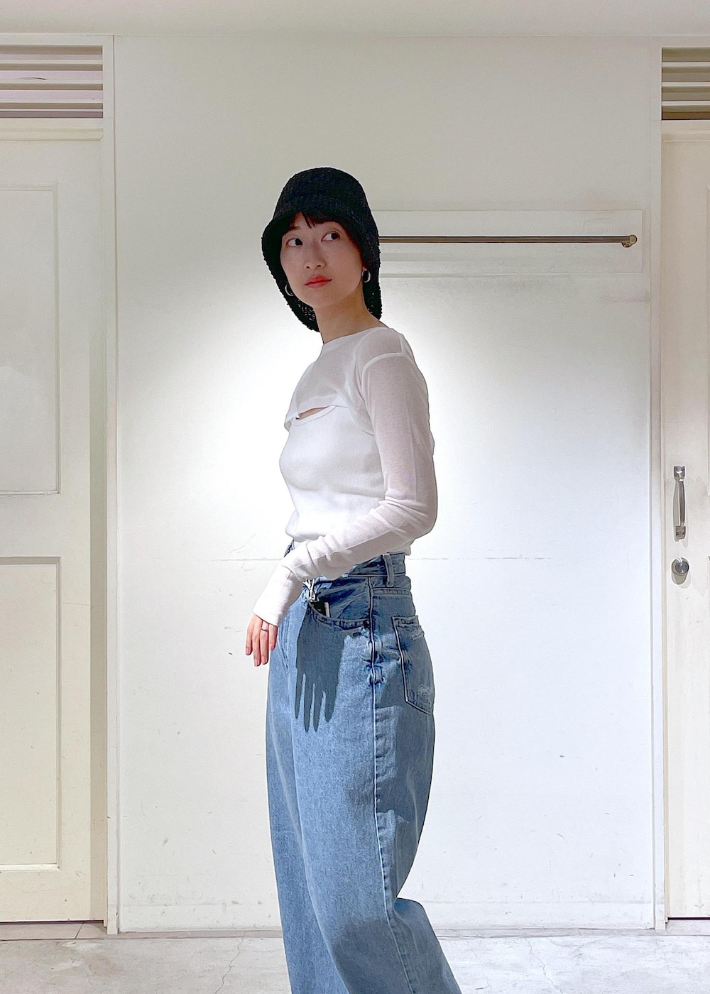 ホワイト系のタンクトップ、ホワイト系のTシャツ/カットソー、レッド系のショルダーバッグを着用したレディースの夏コーディネートの7枚目の写真