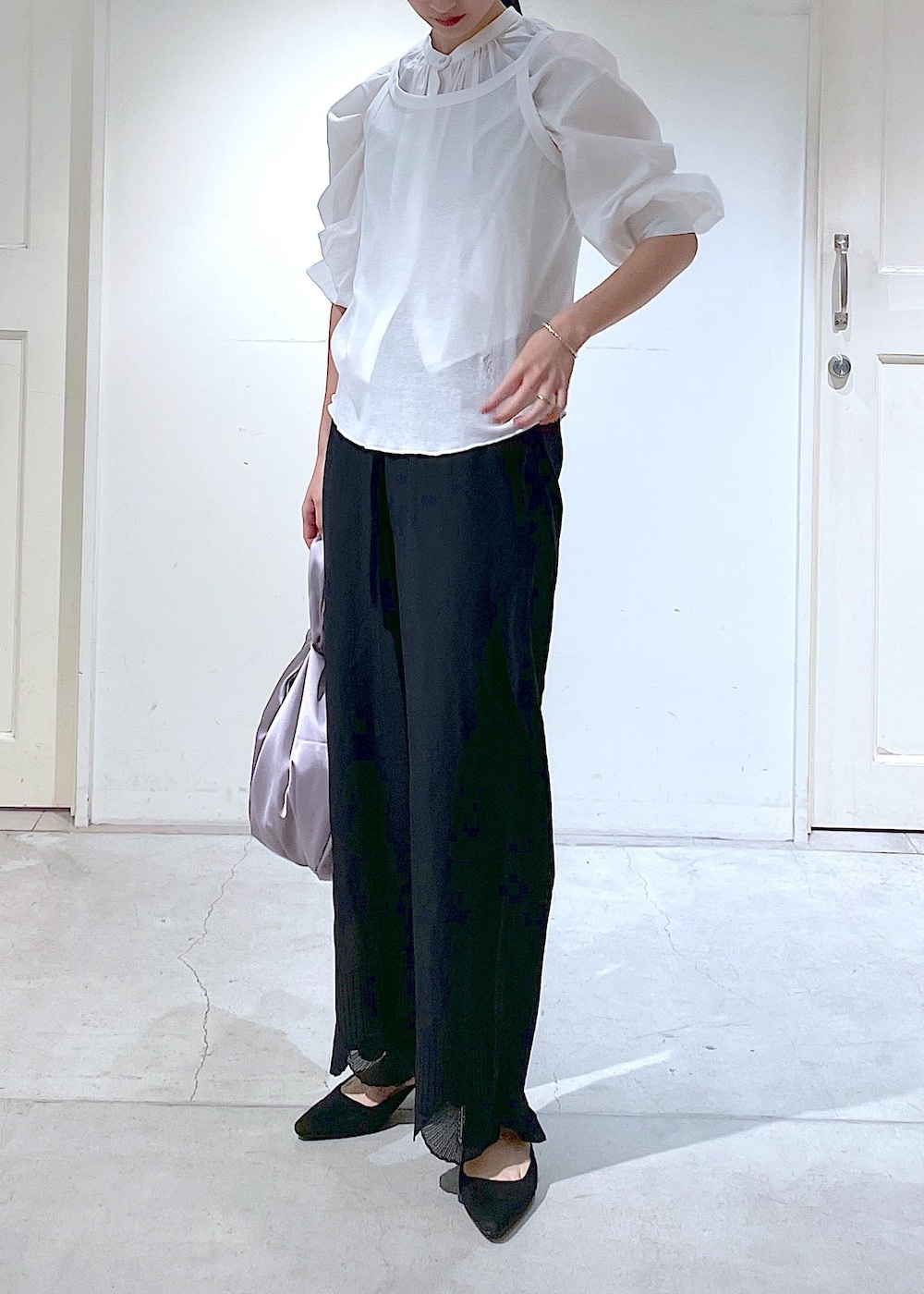 ホワイト系のシャツ/ブラウス、ブラック系のその他パンツ、ホワイト系のTシャツ/カットソーを着用したレディースの冬コーディネートの10枚目の写真