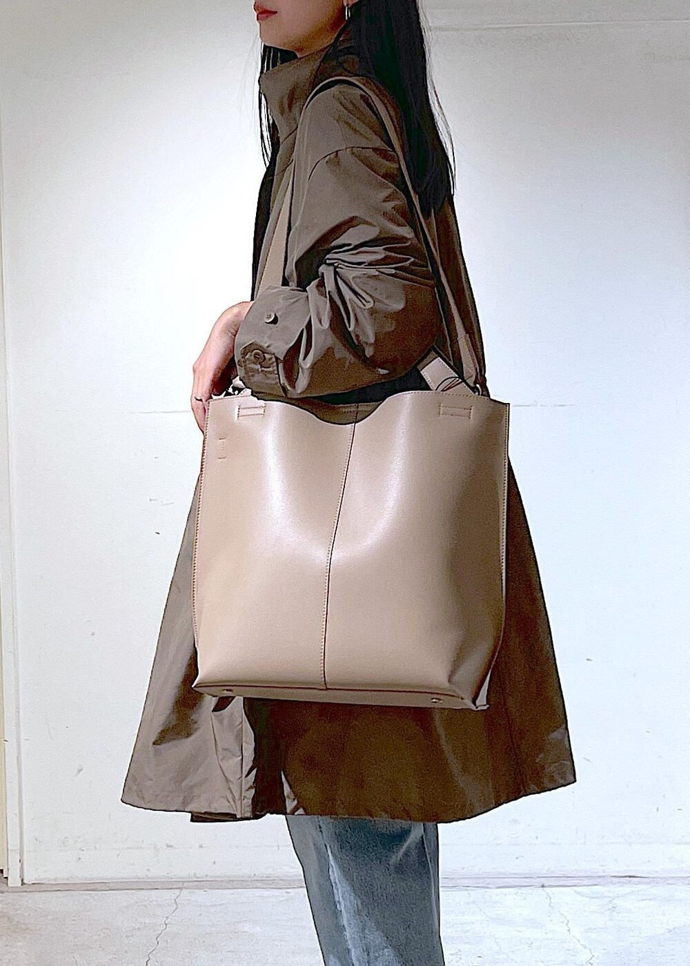 ホワイト系のその他シューズ、ベージュ系のトートバッグ、イエロー系のシャツ/ブラウスを着用したレディースの春コーディネートの6枚目の写真