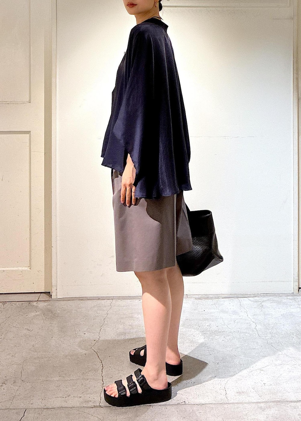 ブラック系のサンダル、ブラウン系のトートバッグ、グレー系のその他パンツを着用したレディースの夏コーディネートの2枚目の写真