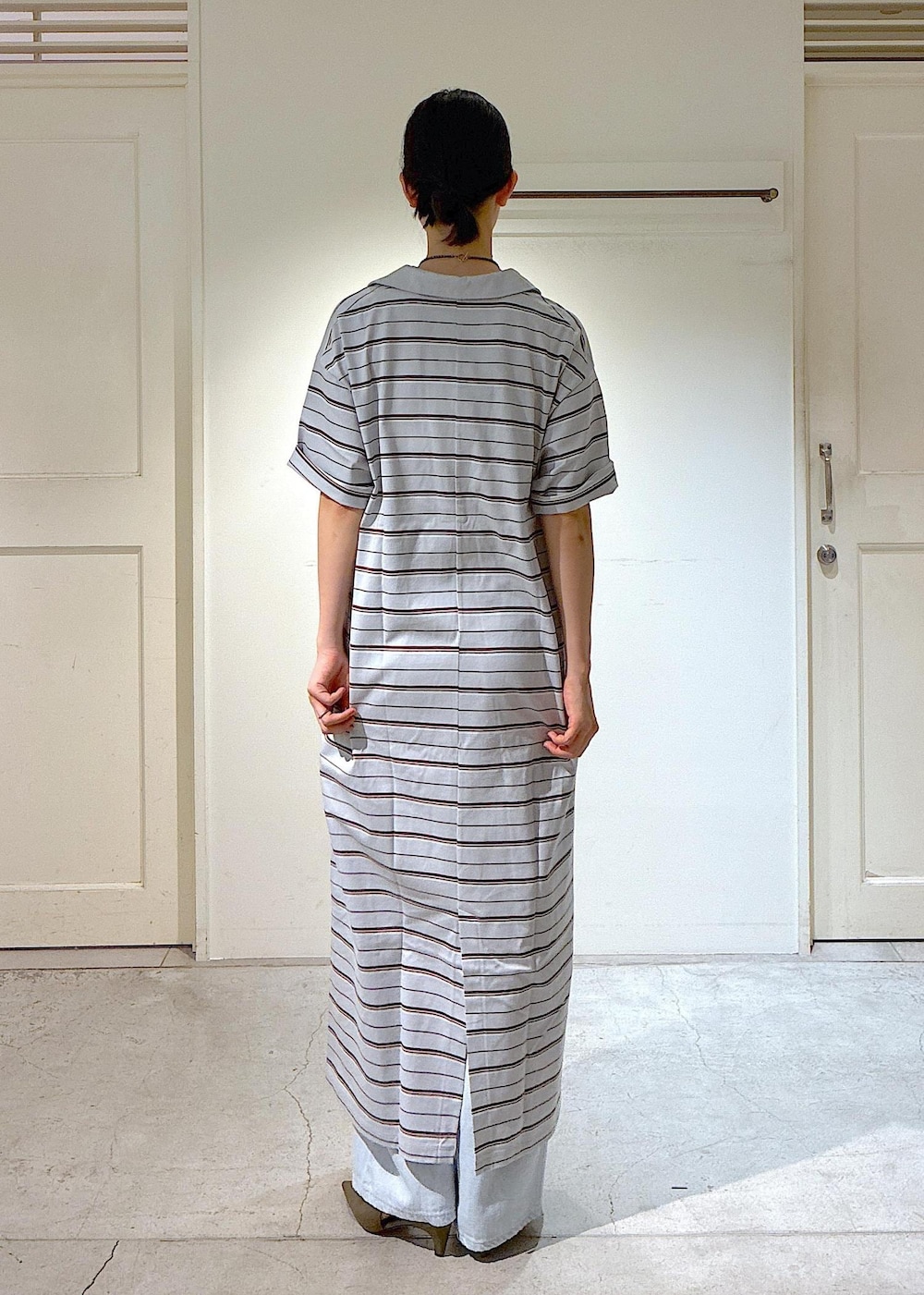 ブルー系のデニムパンツ、グリーン系のパンプス、ブルー系のワンピースを着用したレディースの夏コーディネートの5枚目の写真