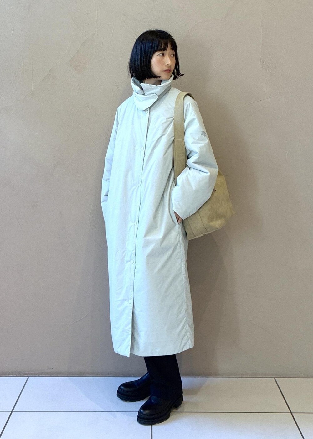 ブラック系のブーツ、ベージュ系のショルダーバッグ、グレー系のカーディガン/ボレロを着用したレディースの秋コーディネートの3枚目の写真