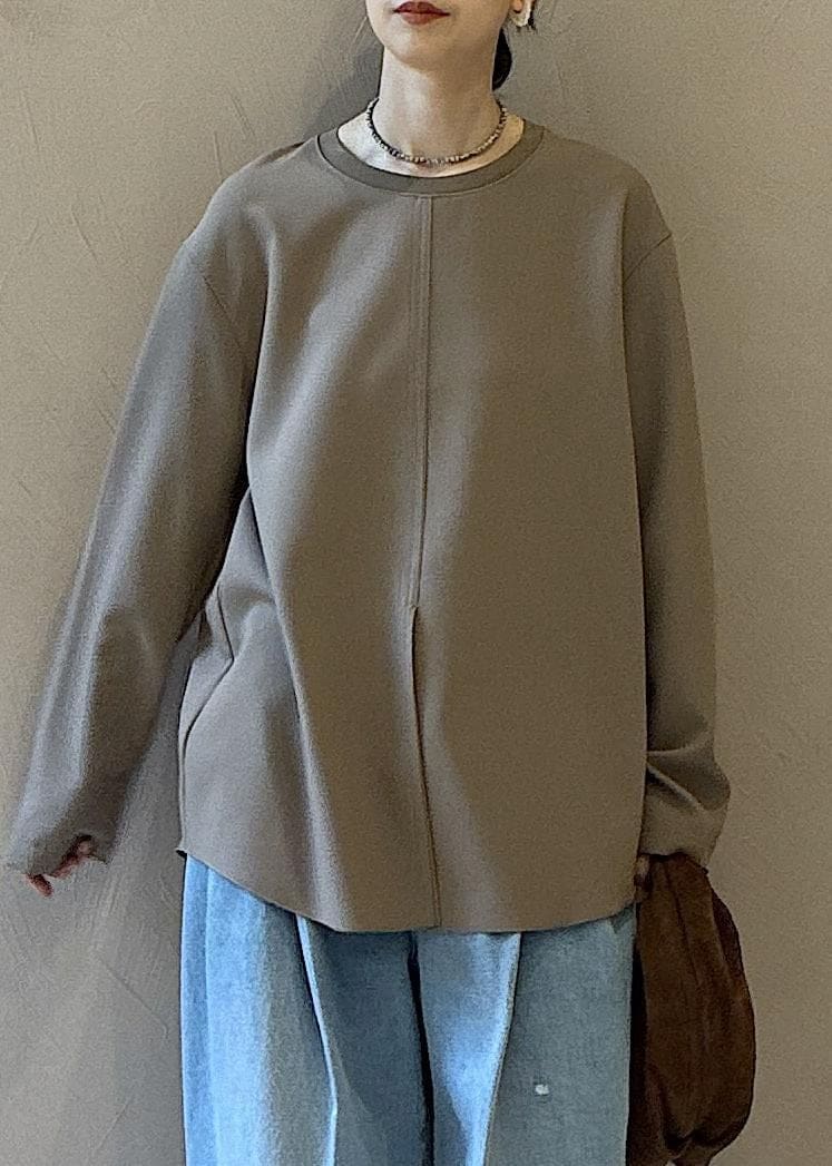 ブラウン系のハンドバッグ、ベージュ系のシャツ/ブラウス、ブラック系のその他シューズを着用したレディースの秋コーディネートの7枚目の写真