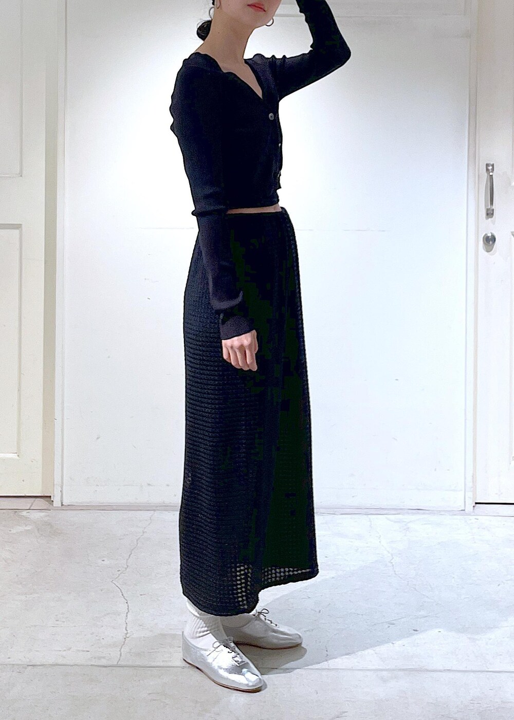 シルバー系のその他シューズ、ブラック系のスカート、ブラック系のカーディガン/ボレロを着用したレディースの冬コーディネートの4枚目の写真