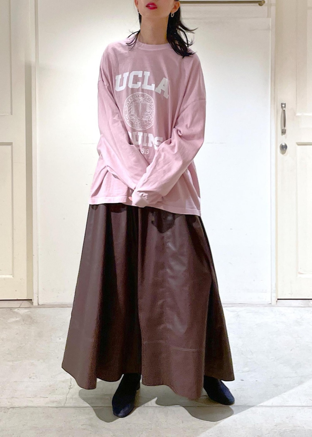 ブラウン系のスカート、ピンク系のTシャツ/カットソーを着用したレディースの秋コーディネートの3枚目の写真