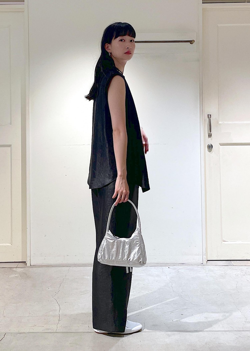 「ジレ、ワントーンコーデ、ジャズシューズ、バッグ、シルバー、トゥアレグ、ブローチ、スターリングシルバー、porselli、TUAREG、ブラック、カットソー、ノースリーブ、セットアップ、パンツ」｜「E.PORSELLIの【porselli（ポルセリ）】jazz shoes solid/ジャズシューズ（その他シューズ、ホワイト系）」を使った、fukaさん（レディース・165cm）の春コーディネートの5枚目の写真