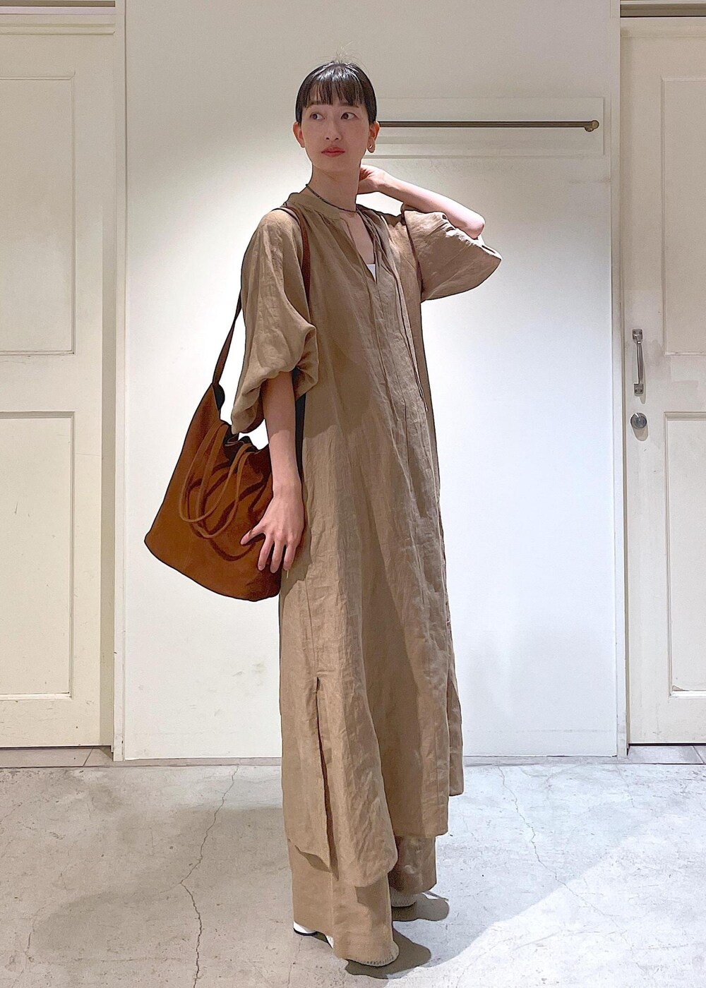 ホワイト系のチューブトップ、ベージュ系のその他パンツ、ベージュ系のワンピースを着用したレディースの春コーディネートの2枚目の写真