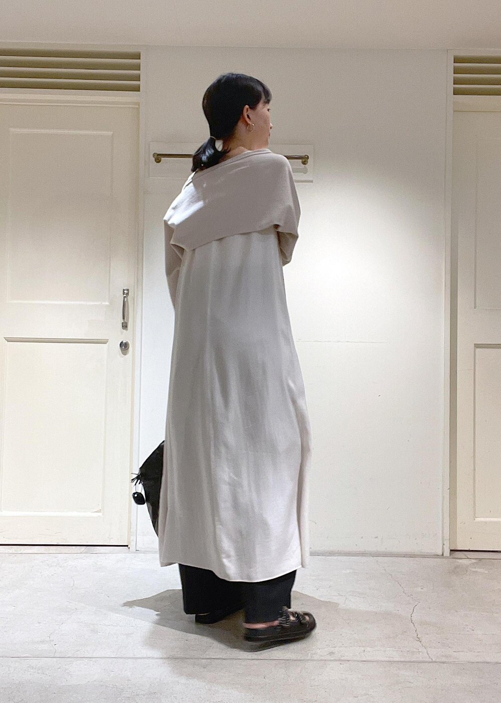 ブラック系のその他パンツ、ブラック系のサンダル、ホワイト系のカーディガン/ボレロを着用したレディースの夏コーディネートの4枚目の写真
