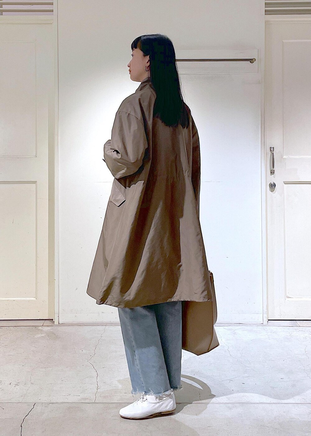 ホワイト系のその他シューズ、ベージュ系のトートバッグ、イエロー系のシャツ/ブラウスを着用したレディースの春コーディネートの4枚目の写真