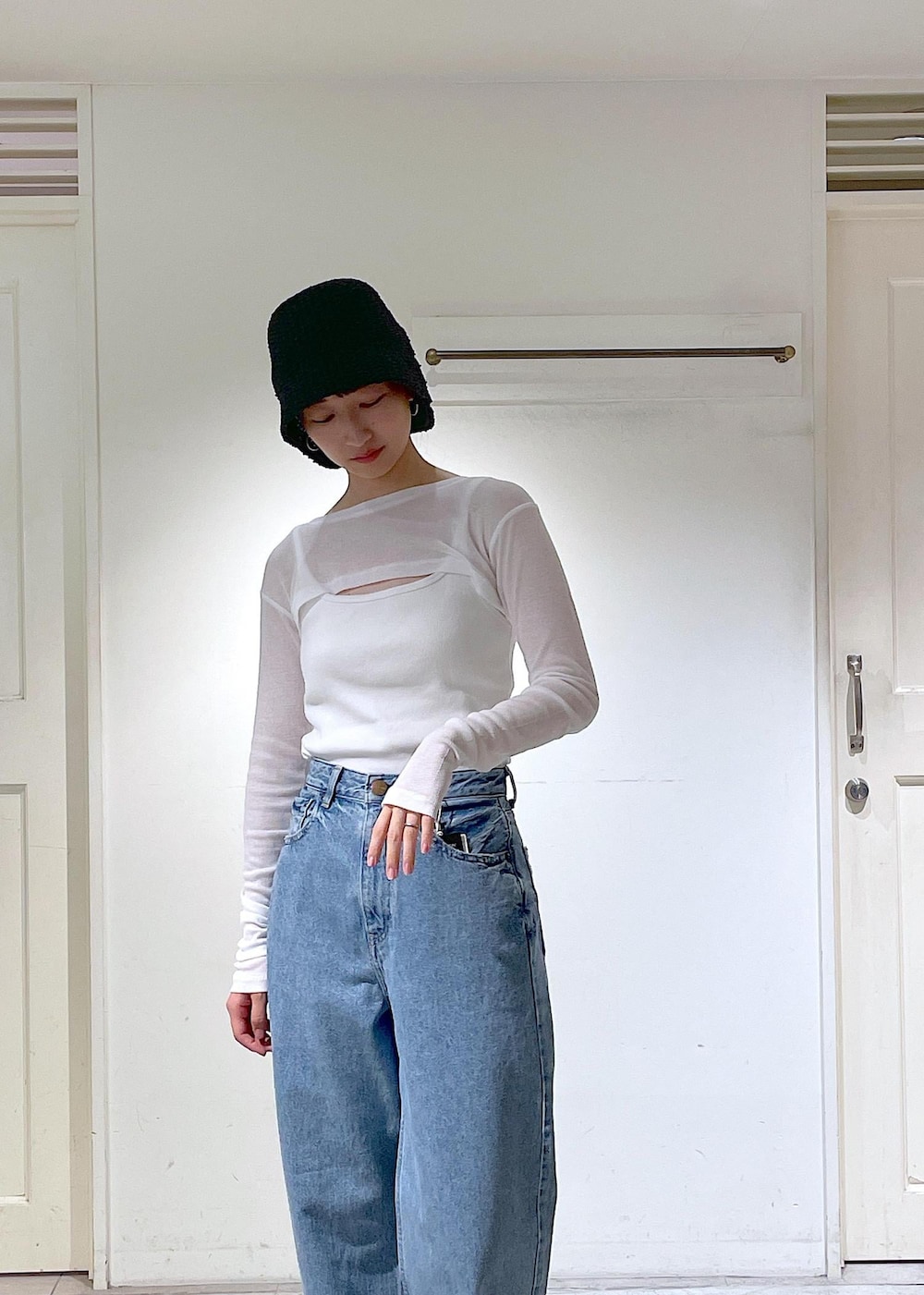 ホワイト系のタンクトップ、ホワイト系のTシャツ/カットソー、レッド系のショルダーバッグを着用したレディースの夏コーディネートの6枚目の写真