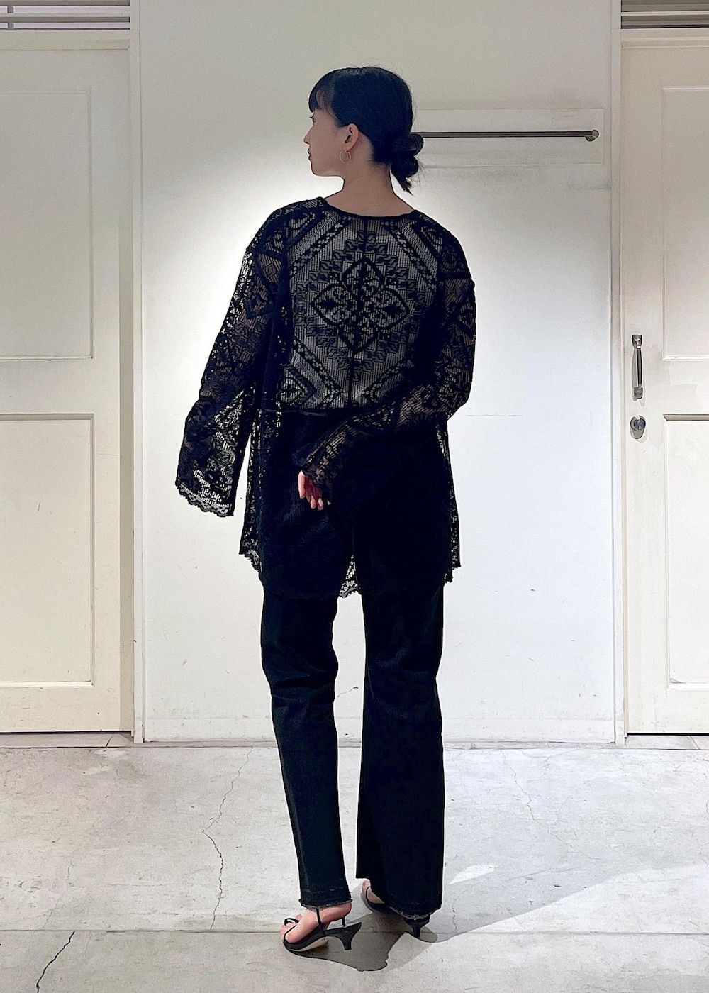 グレー系のデニムパンツ、ブラック系のノーカラージャケット、ブラック系のサンダルを着用したレディースの夏コーディネートの9枚目の写真