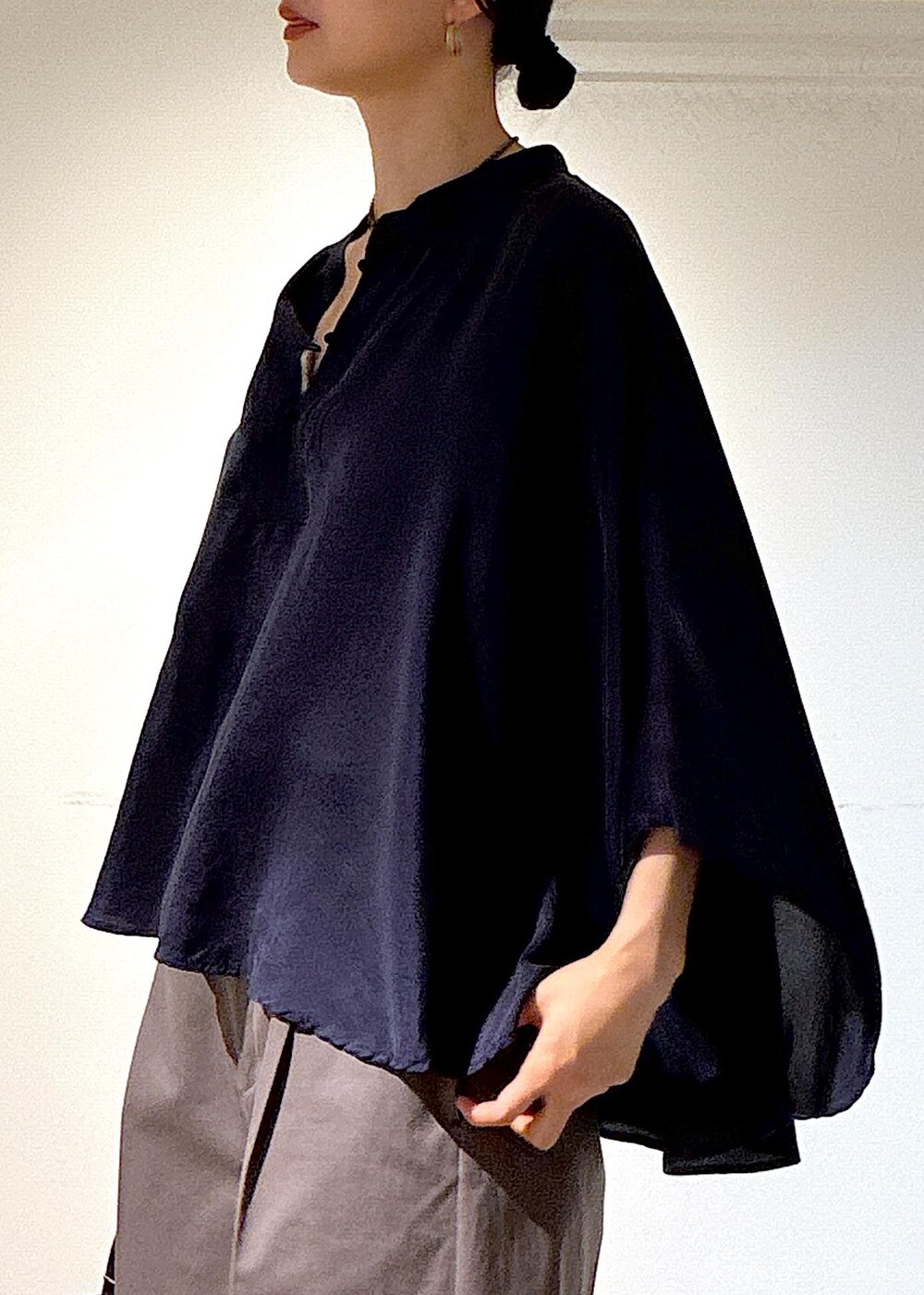 ブラック系のサンダル、ブラウン系のトートバッグ、グレー系のその他パンツを着用したレディースの夏コーディネートの5枚目の写真