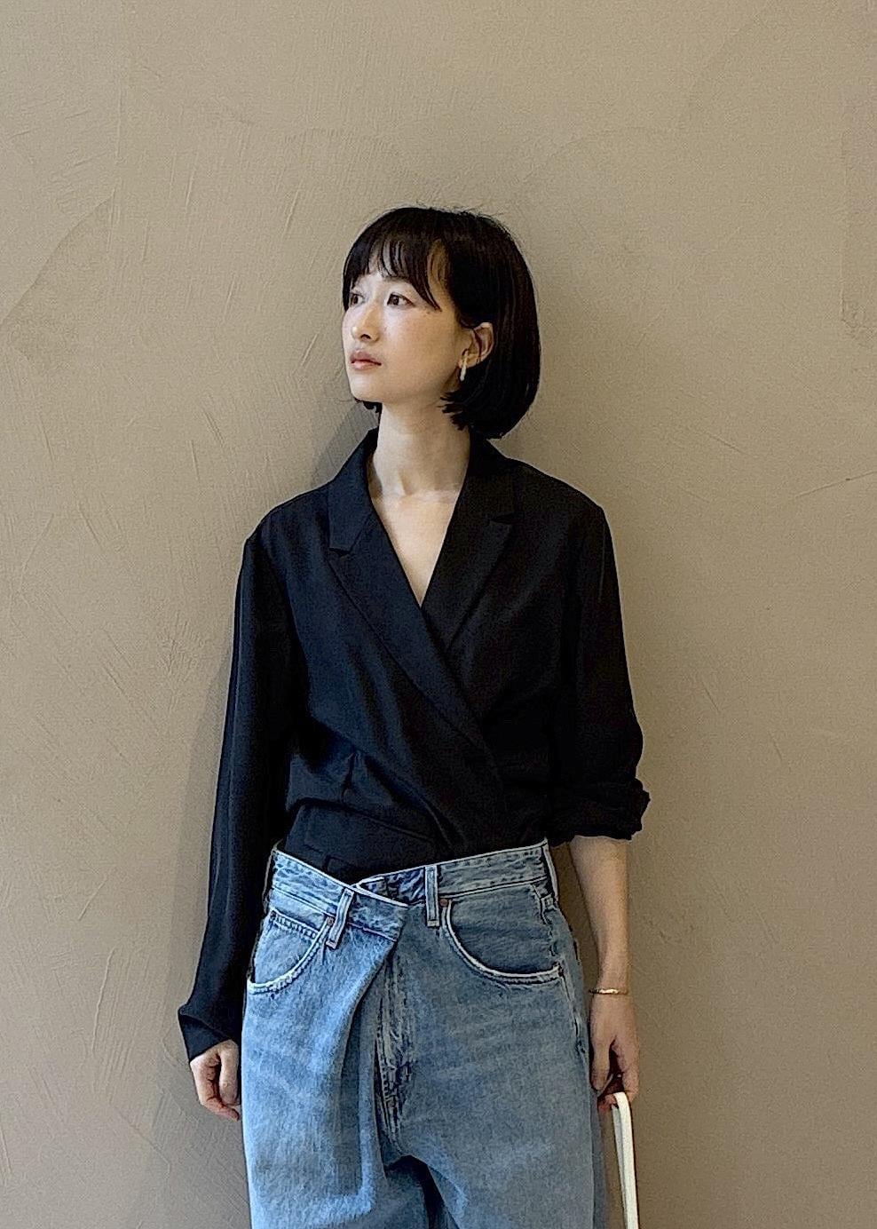 ブラック系のその他シューズ、ホワイト系のショルダーバッグ、ブラック系のテーラードジャケットを着用したレディースの春コーディネートの7枚目の写真