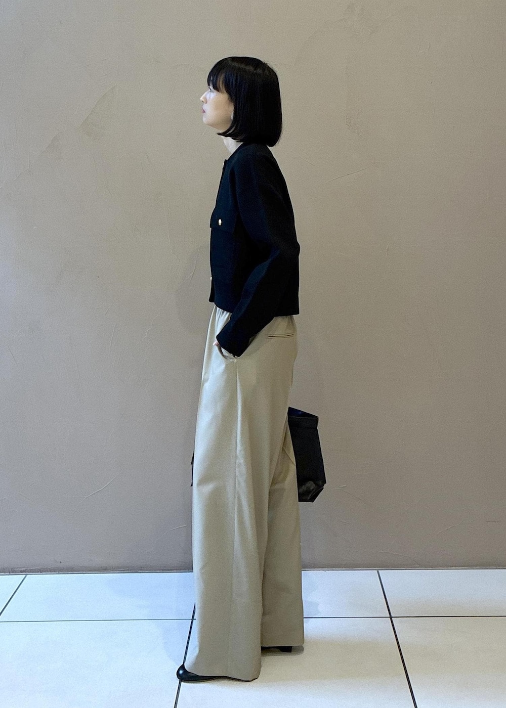 ブラック系のカーディガン/ボレロ、ベージュ系のその他パンツ、ブラック系のその他シューズを着用したレディースの冬コーディネートの3枚目の写真