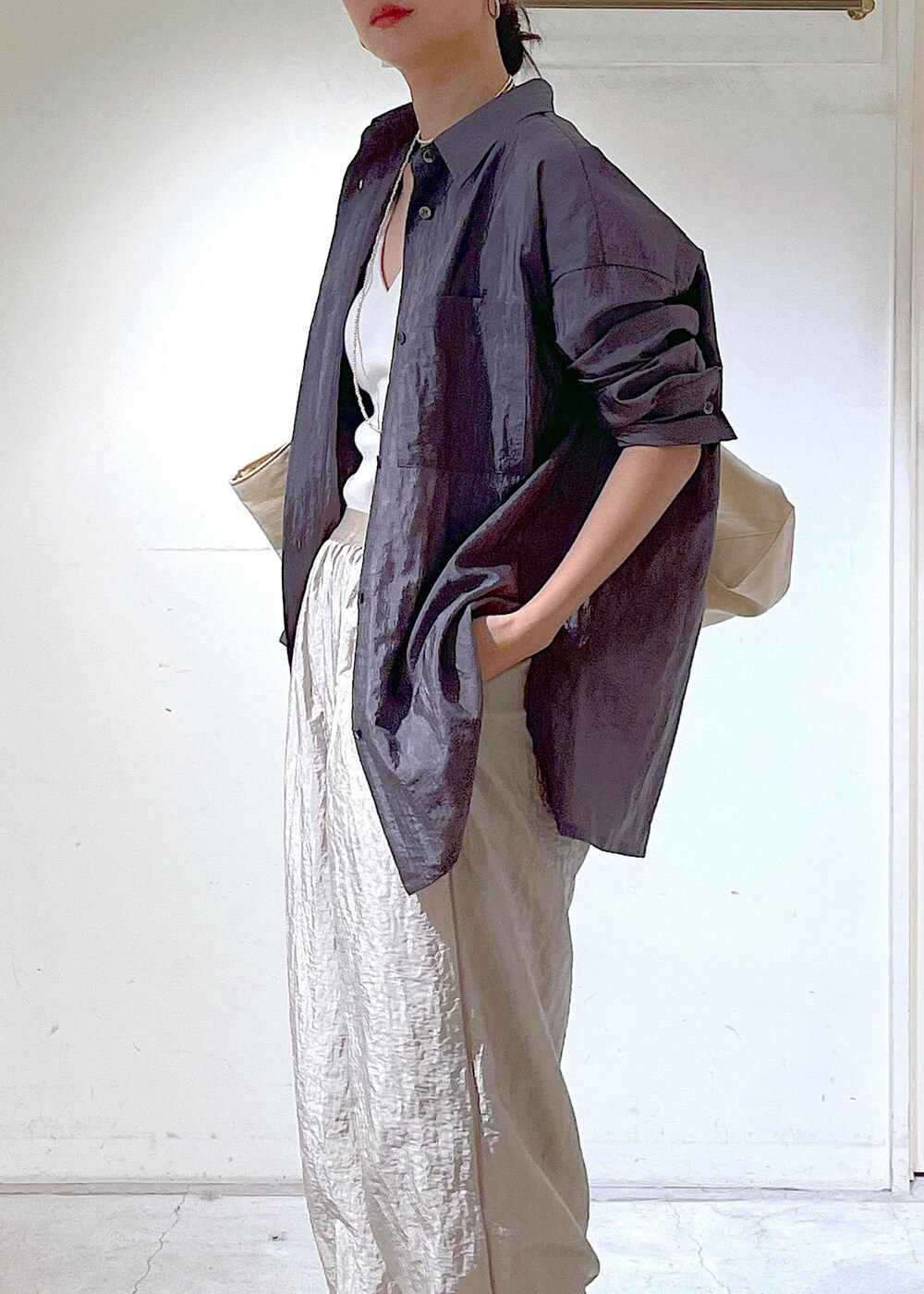 ホワイト系のスニーカー、グレー系のシャツ/ブラウス、グレー系のその他パンツを着用したレディースの冬コーディネートの5枚目の写真