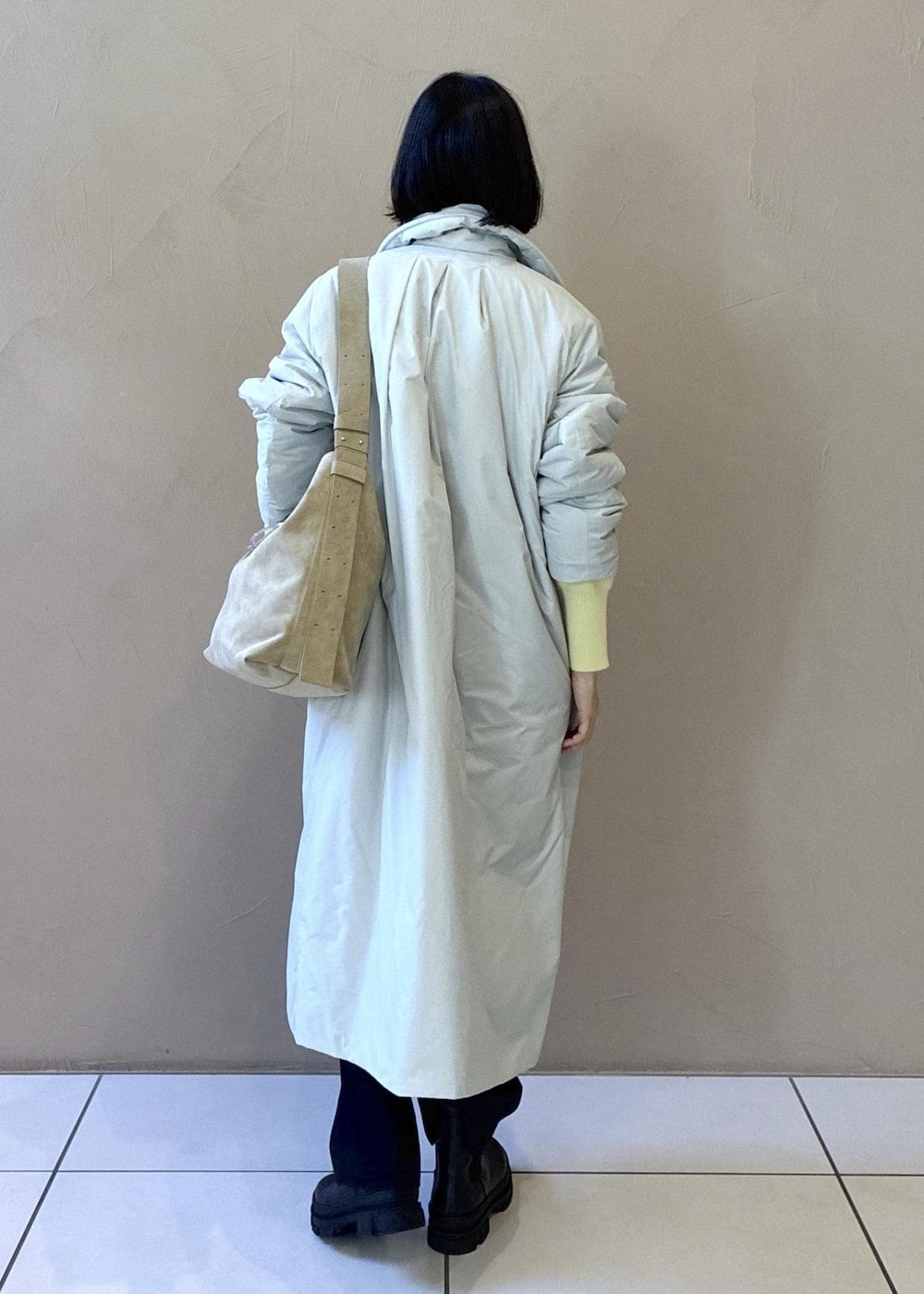 ブラック系のブーツ、ベージュ系のショルダーバッグ、グレー系のカーディガン/ボレロを着用したレディースの秋コーディネートの6枚目の写真