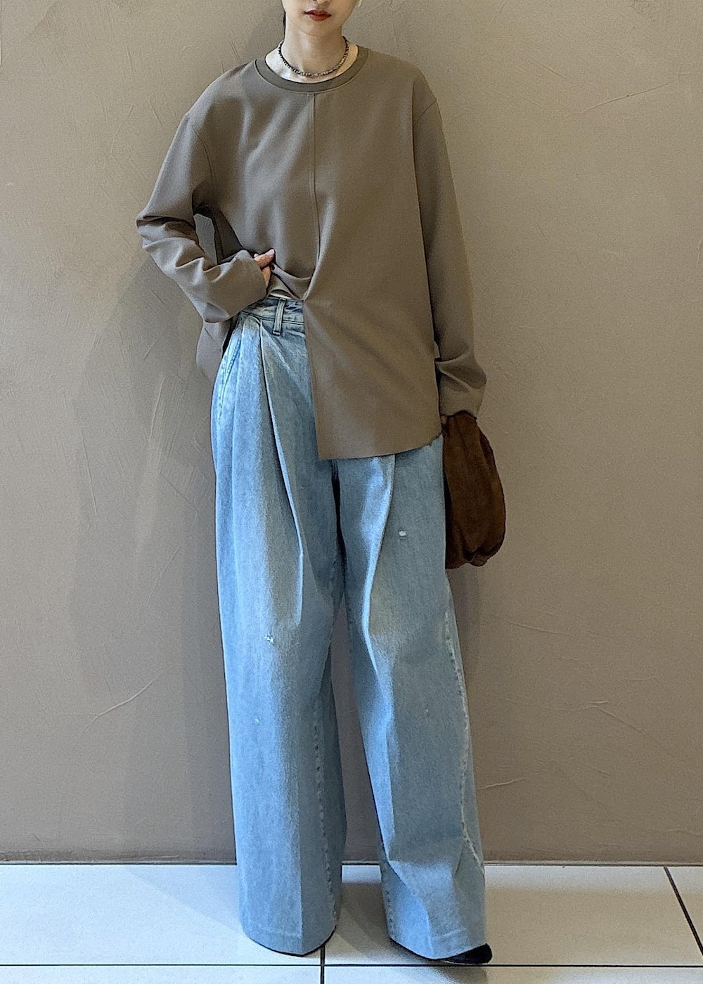 ブラウン系のハンドバッグ、ベージュ系のシャツ/ブラウス、ブラック系のその他シューズを着用したレディースの秋コーディネートの4枚目の写真