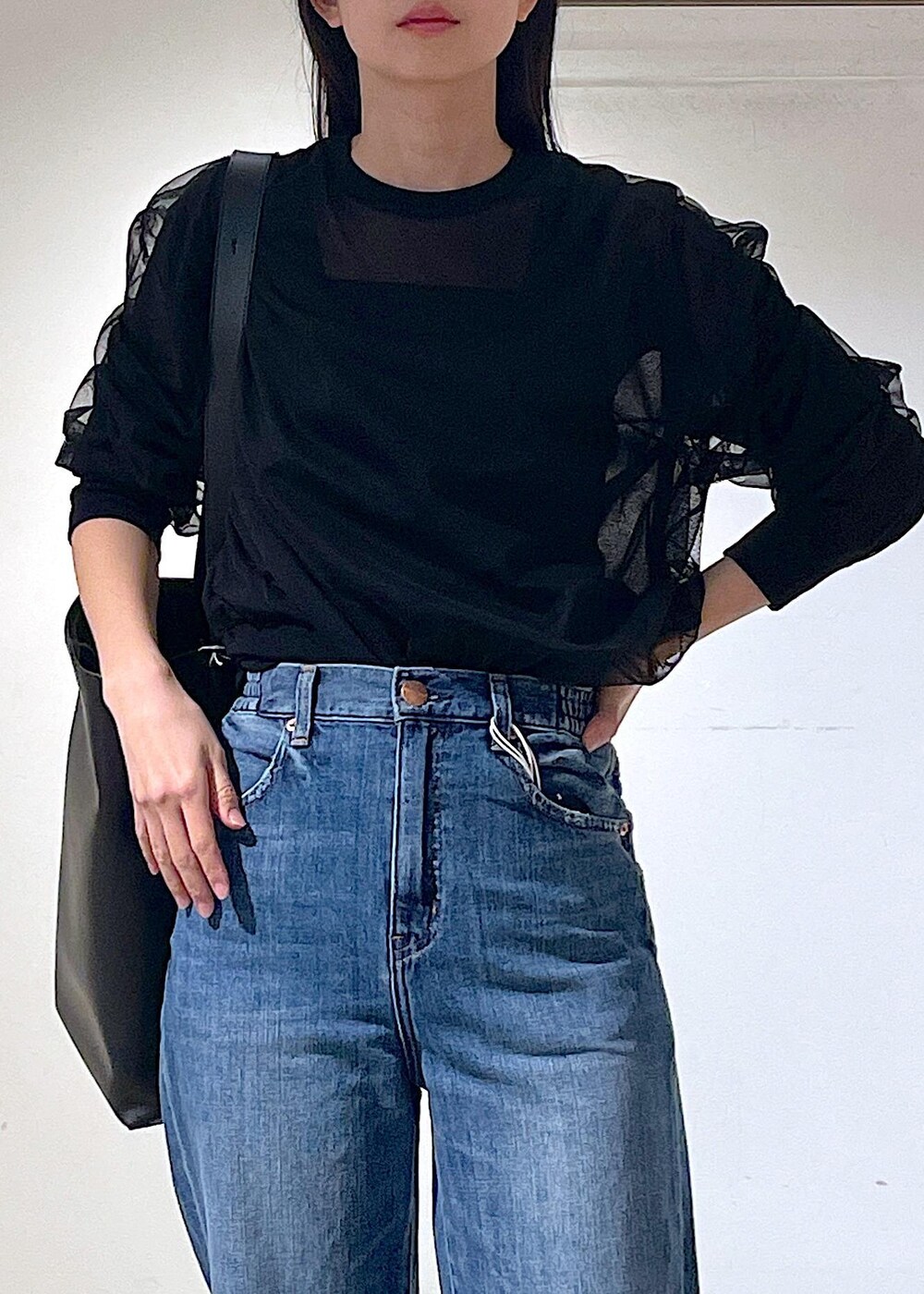 ブラック系のサンダル、ブラック系のトートバッグ、ブラック系のTシャツ/カットソーを着用したレディースの春コーディネートの4枚目の写真