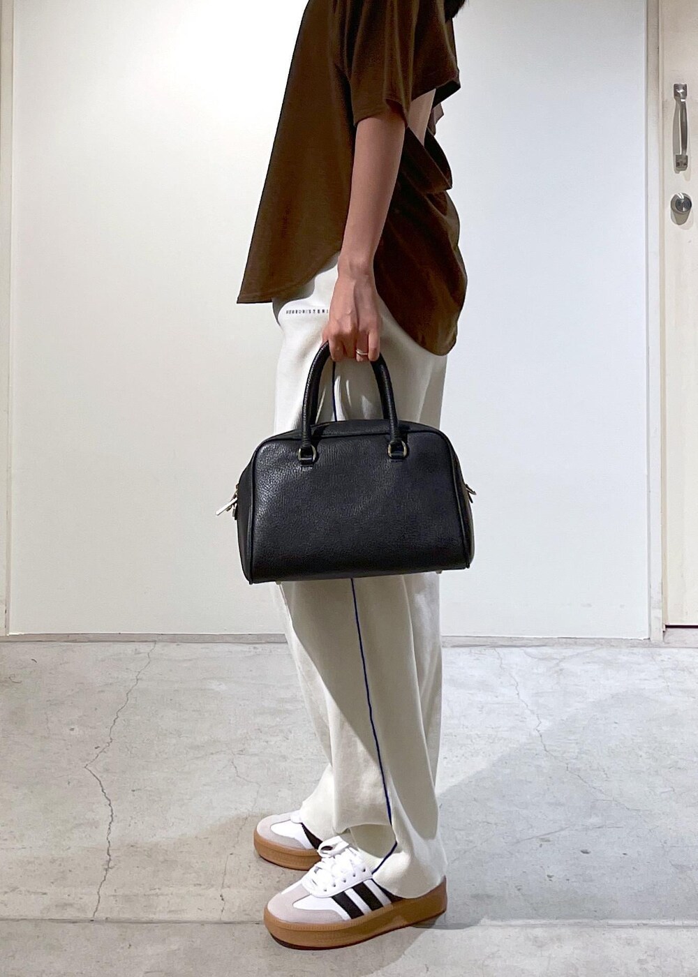 ブラウン系のTシャツ/カットソー、ホワイト系のその他パンツ、ブラック系のボストンバッグを着用したレディースの夏コーディネートの4枚目の写真