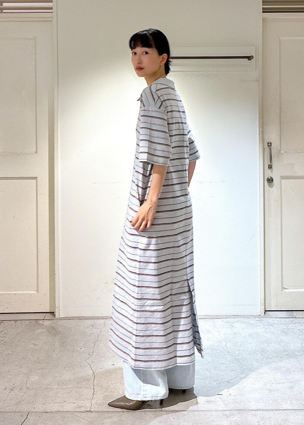 ブルー系のデニムパンツ、グリーン系のパンプス、ブルー系のワンピースを着用したレディースの夏コーディネートの4枚目の写真