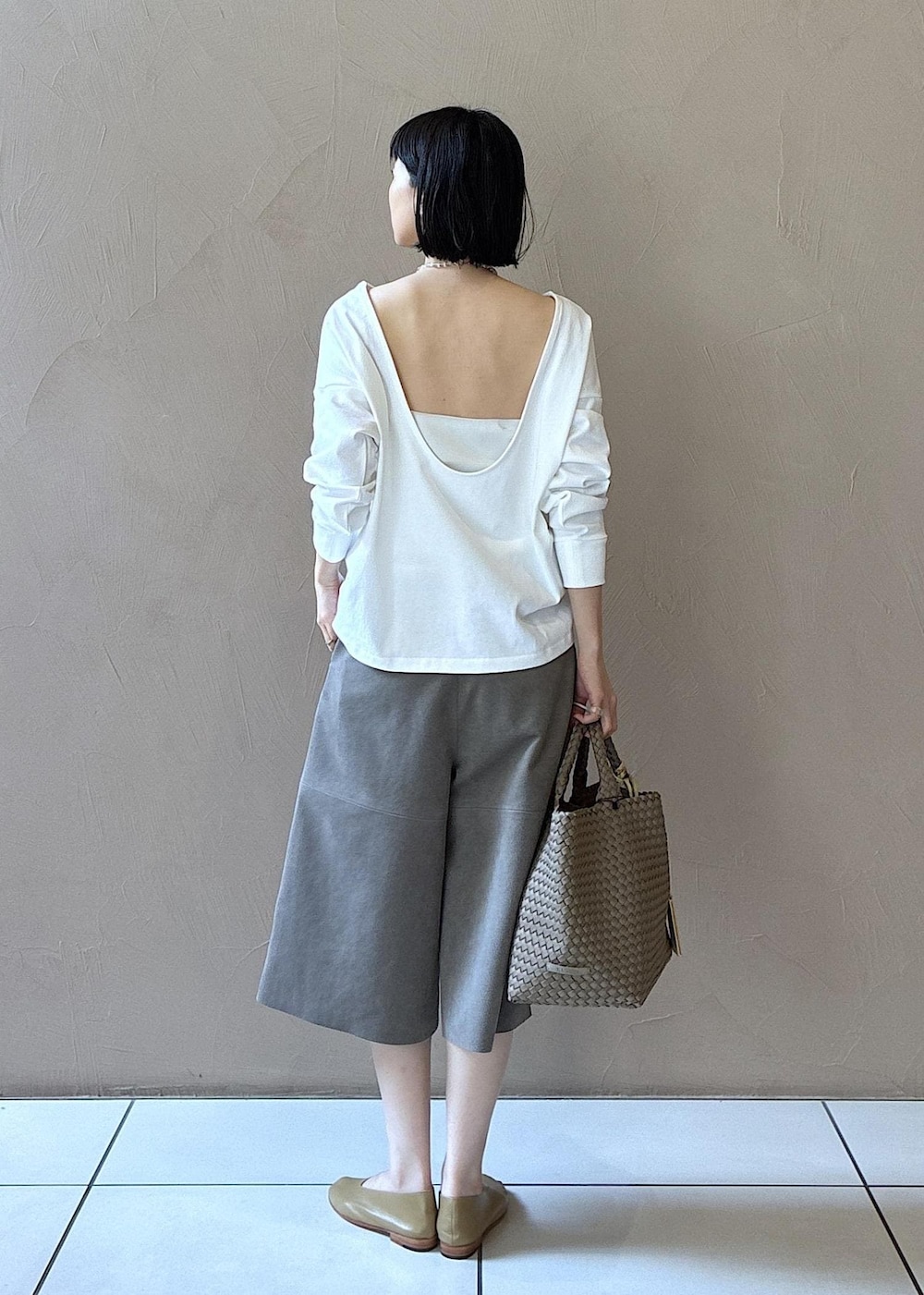 グレー系のトートバッグ、ベージュ系のその他パンツ、ベージュ系のパンプスを着用したレディースの春コーディネートの5枚目の写真