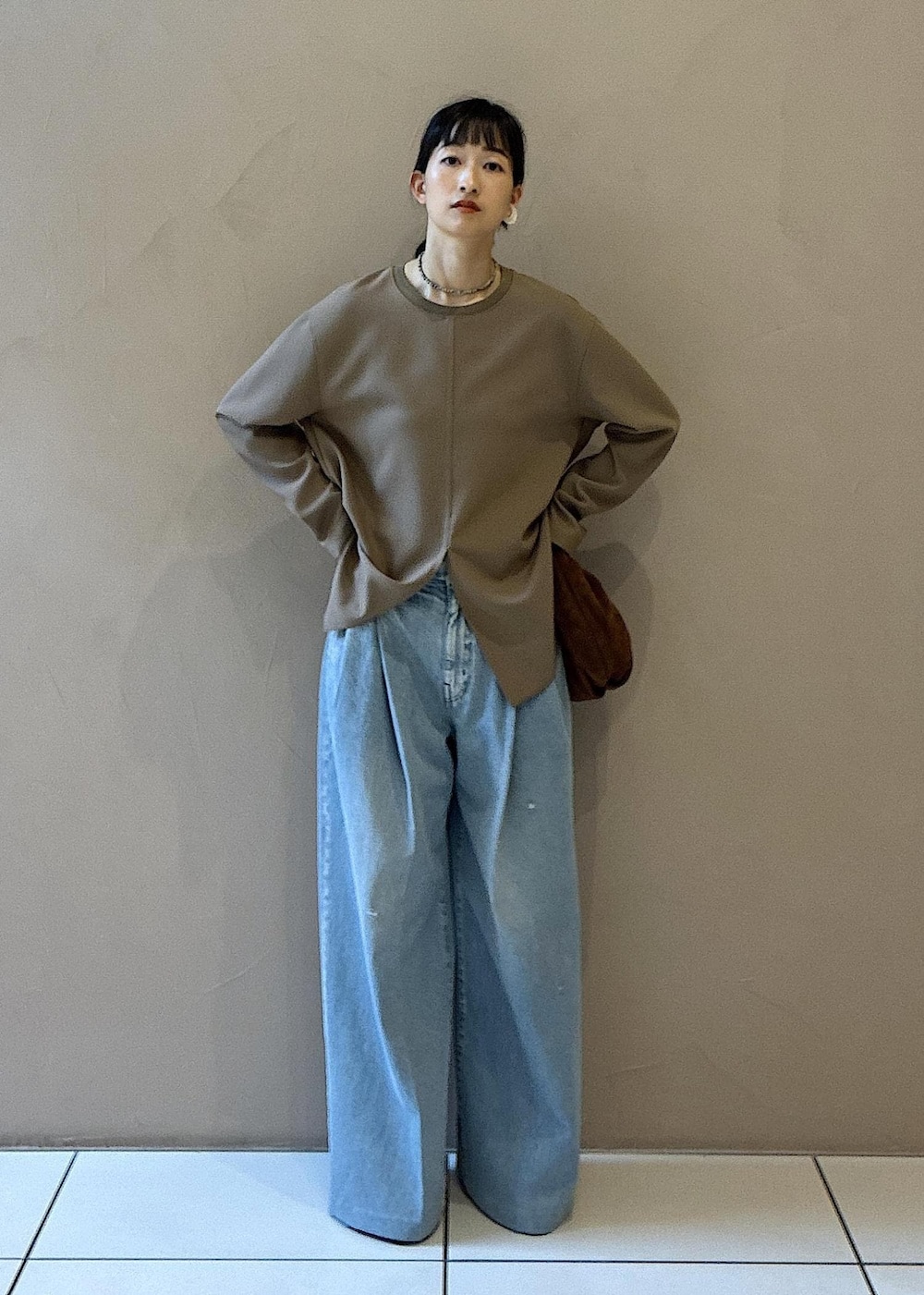 ブラウン系のハンドバッグ、ベージュ系のシャツ/ブラウス、ブラック系のその他シューズを着用したレディースの秋コーディネートの5枚目の写真