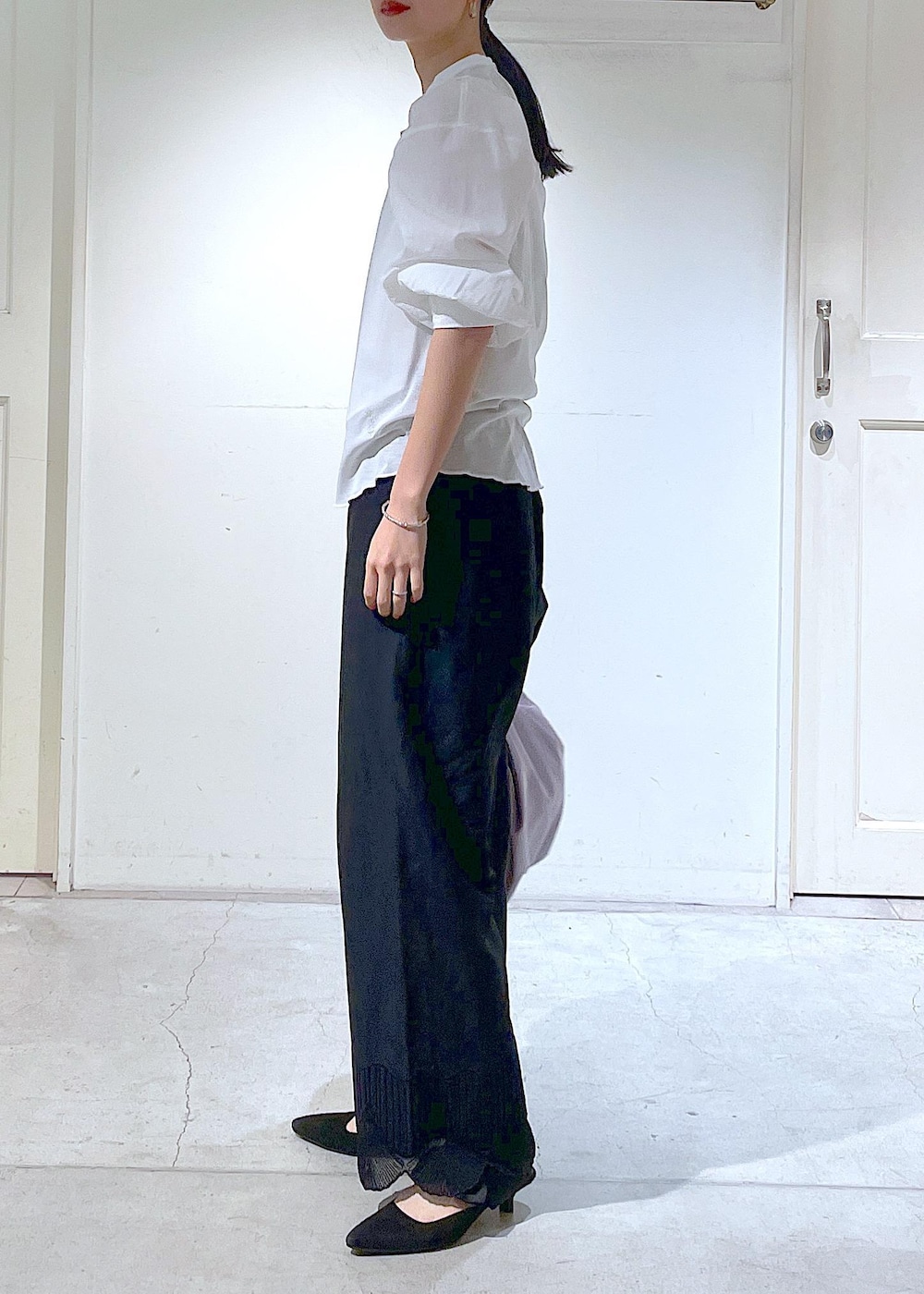 ホワイト系のシャツ/ブラウス、ブラック系のその他パンツ、ホワイト系のTシャツ/カットソーを着用したレディースの冬コーディネートの9枚目の写真