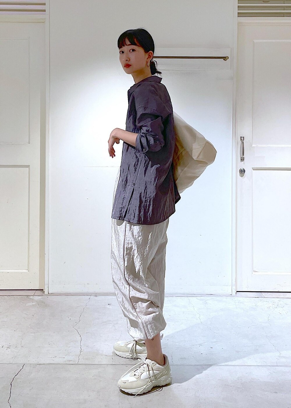 ホワイト系のスニーカー、グレー系のシャツ/ブラウス、グレー系のその他パンツを着用したレディースの冬コーディネートの3枚目の写真