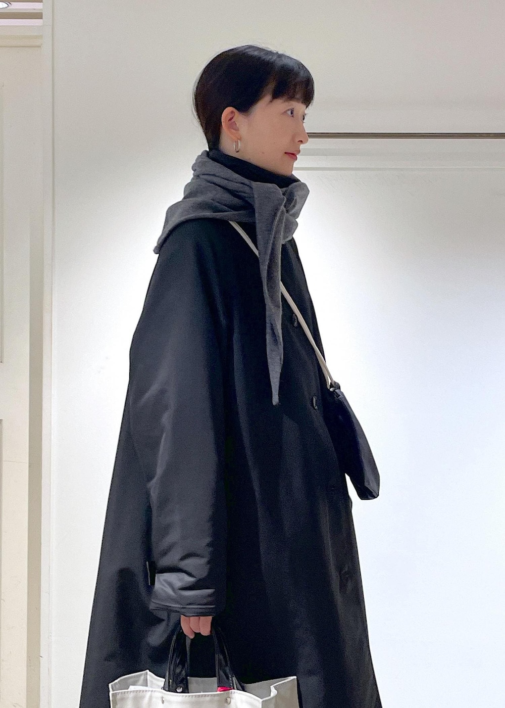 「Americana、シンダウン、THINDOWN、イタリア、イージーパンツ、カシミアストール、カシミア、ショートブーツ、チェルシーブーツ、TEMBEA、カーキ、ブラック、REMME、Wコート_pickup、初秋コーデ」｜「REMMEの【REMME（レメ）】クラシックチェルシーブーツ（ブーツ、ブラック系）」を使った、fukaさん（レディース・165cm）の秋コーディネートの7枚目の写真